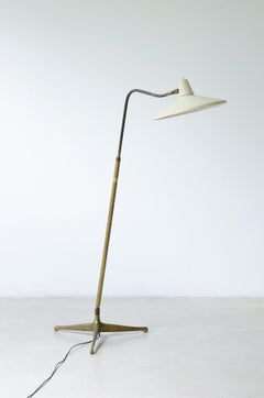 Lampada da terra Giuseppe Ostuni in ottone con diffusore in metallo verniciato