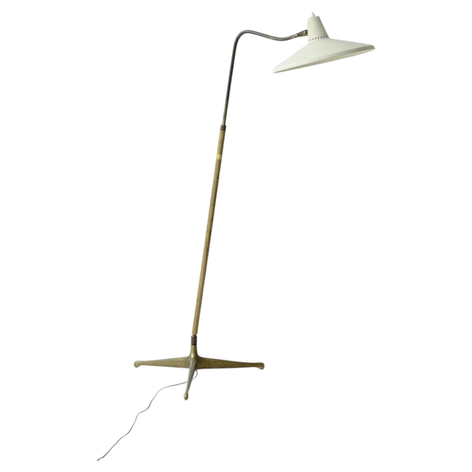 Lampadaire Giuseppe Ostuni en laiton avec diffuseur en métal peint en vente