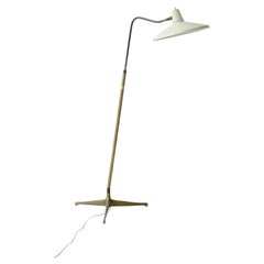 Lampada da terra Giuseppe Ostuni in ottone con diffusore in metallo verniciato
