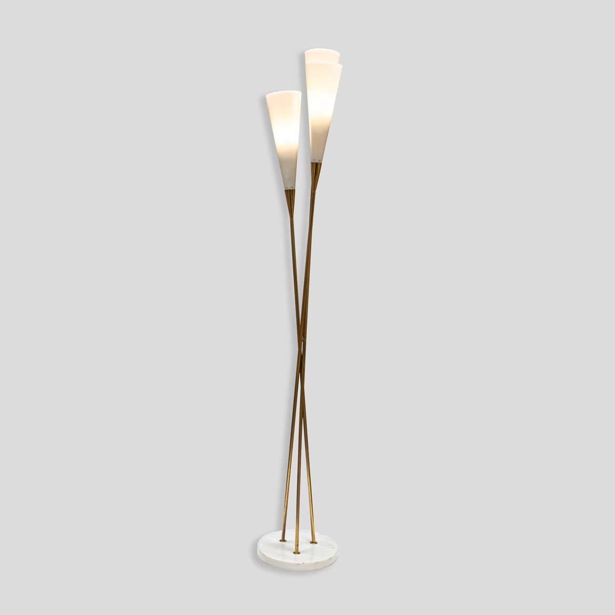 Un lampadaire au design italien. Un trio de tubes en laiton torsadés avec des abat-jours coniques en plexiglas blanc sur une base en marbre blanc . Fabriqué en Italie dans les années 1960.

Largeur : 30 cm
Profondeur : 30 cm
Hauteur : 183 cm

Le