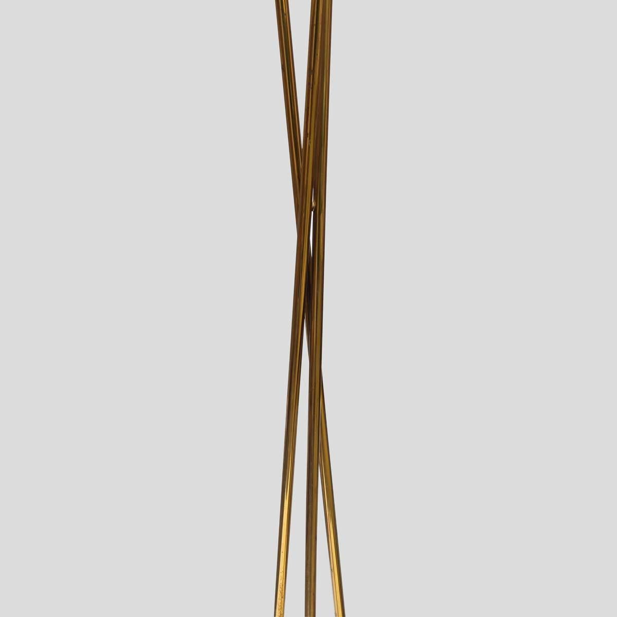 Mid-Century Modern Design/Ostuni Trio de lampes en plexiglas structure en métal laiton lampadaire en vente