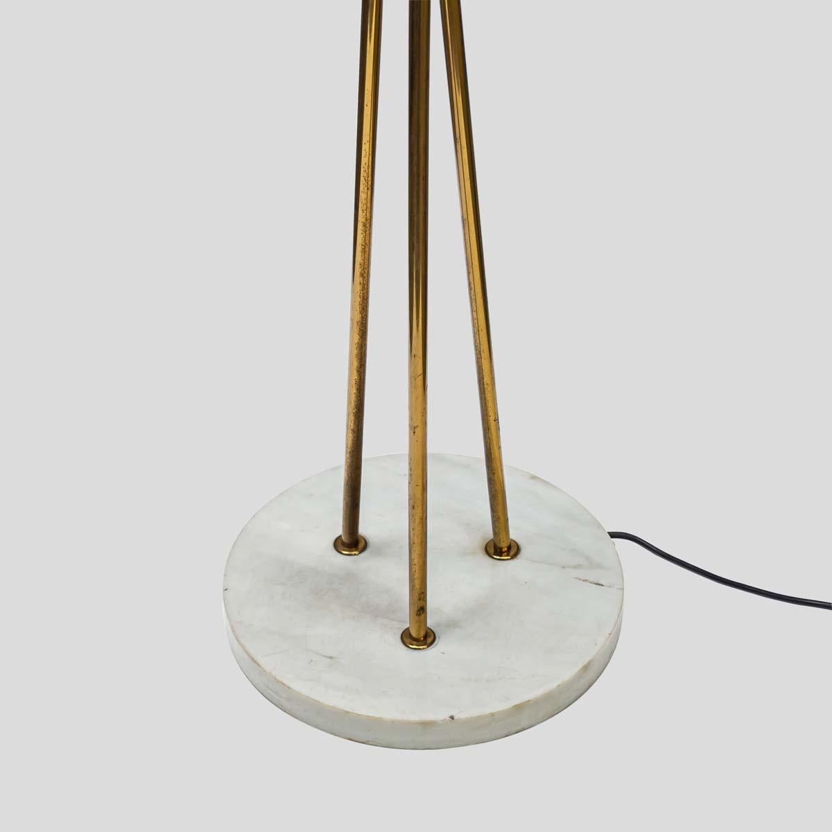 italien Design/Ostuni Trio de lampes en plexiglas structure en métal laiton lampadaire en vente