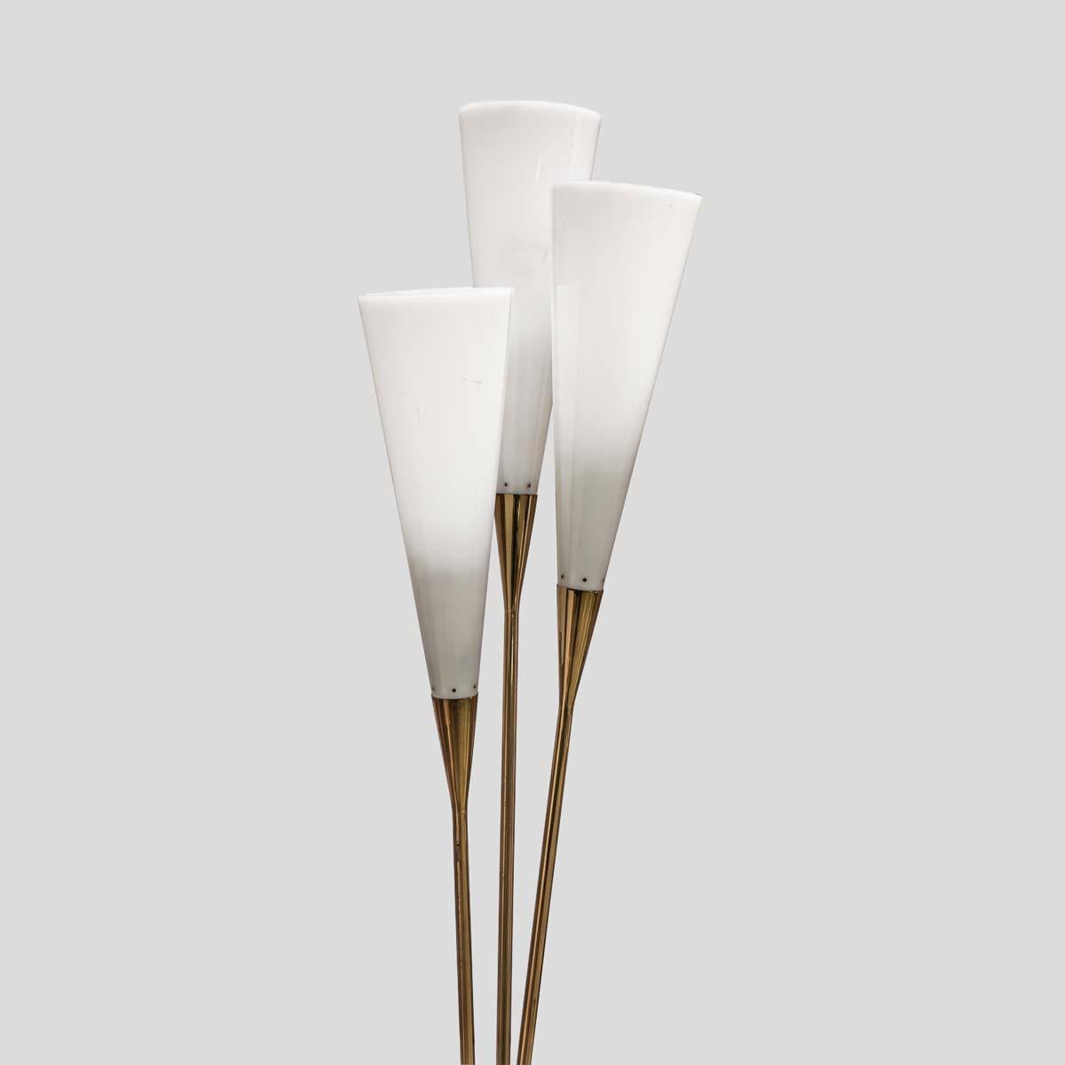 Design/Ostuni Trio de lampes en plexiglas structure en métal laiton lampadaire Bon état - En vente à London, GB