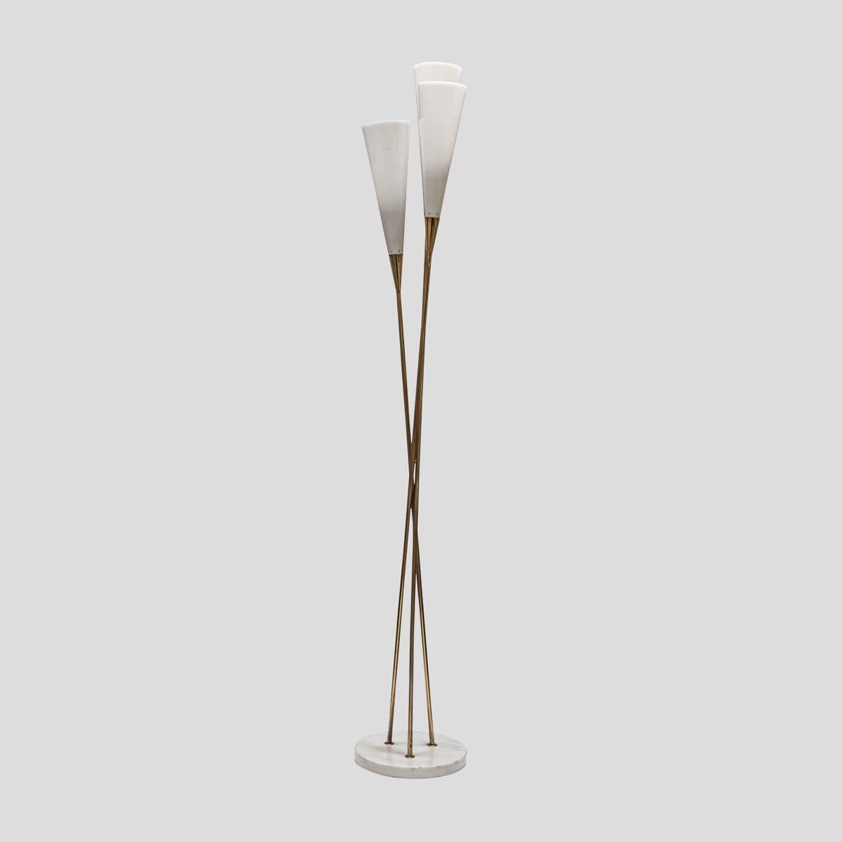 Milieu du XXe siècle Design/Ostuni Trio de lampes en plexiglas structure en métal laiton lampadaire en vente
