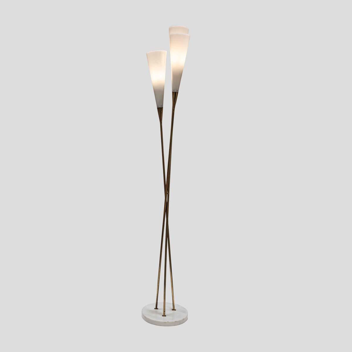 Laiton Design/Ostuni Trio de lampes en plexiglas structure en métal laiton lampadaire en vente