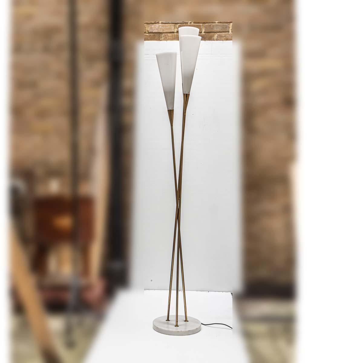 Design/Ostuni Trio de lampes en plexiglas structure en métal laiton lampadaire en vente 1