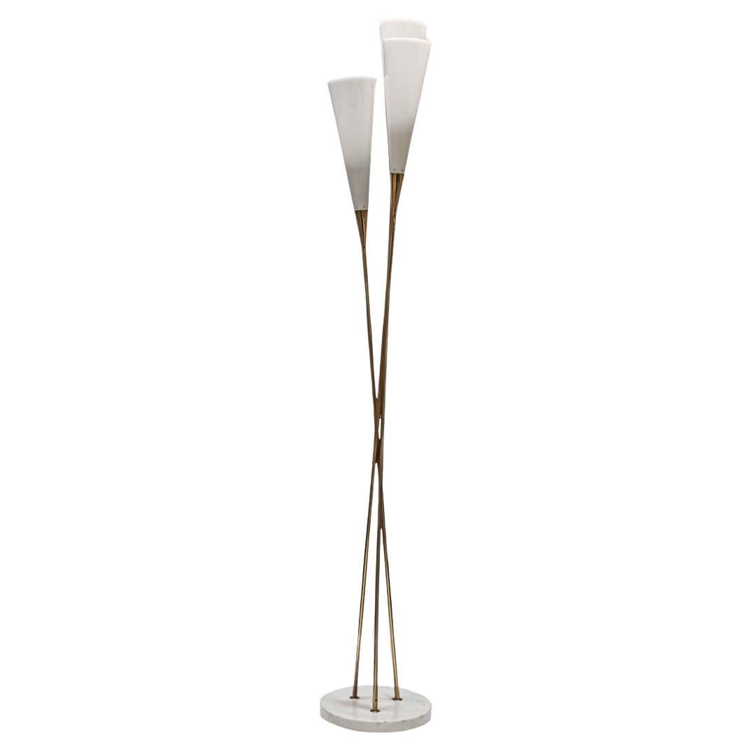 Design/Ostuni Trio de lampes en plexiglas structure en métal laiton lampadaire en vente