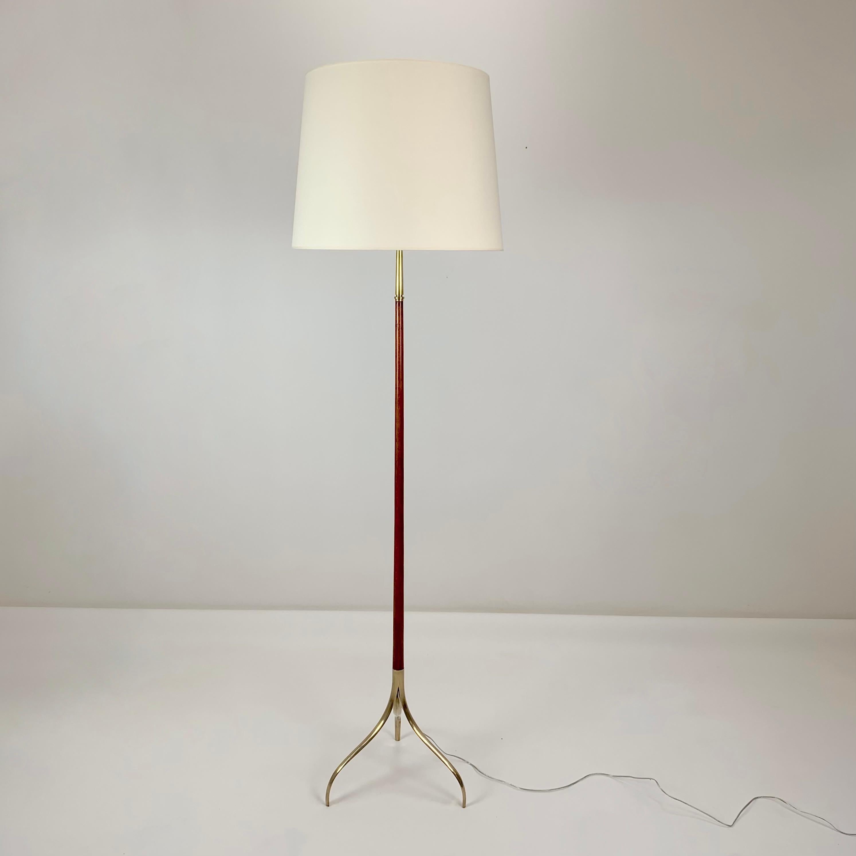 Rare and beautiful Giuseppe Ostuni floor lamp, 313 model, for O-Luce, circa 1949, Italy.
Brass, wood, new ivory fabric shade.
Rewired, 3 bulbs.
Dimensions: 180 cm H, 50 cm diameter.
Bibliography: O-Luce di Giuseppe Ostuni by Thomas Braeuniger for