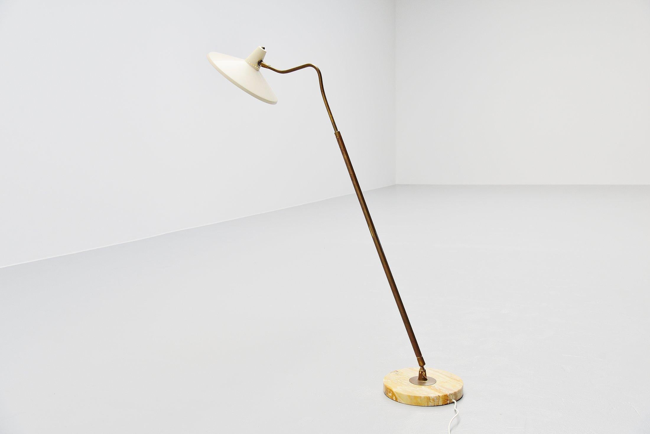 Very nice and sophisticated floor lamp model 301C designed by Giuseppe Ostuni and manufactured by Oluce, Italy, 1950. This lamp has a stem that is adjustable in angle and extractable for multiple uses. Very nice solid brass stem with and of white