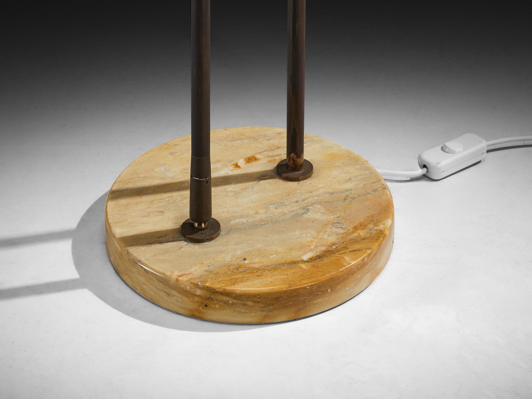 Giuseppe Ostuni per O-Luce Lampada da terra a due bracci '339/2' in marmo e ottone In condizioni buone in vendita a Waalwijk, NL