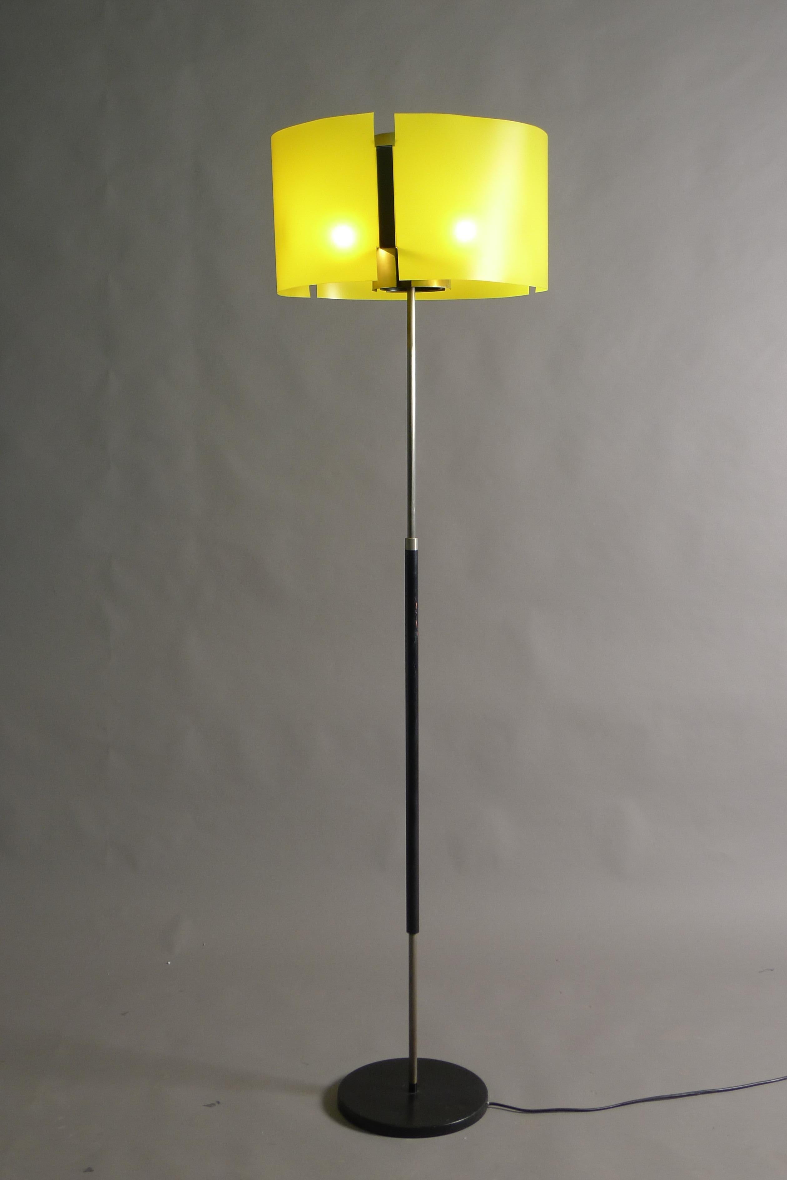 Verstellbare Stehlampe, Giuseppe Ostuni für Oluce, Italien, ca. 1960er Jahre im Angebot 1