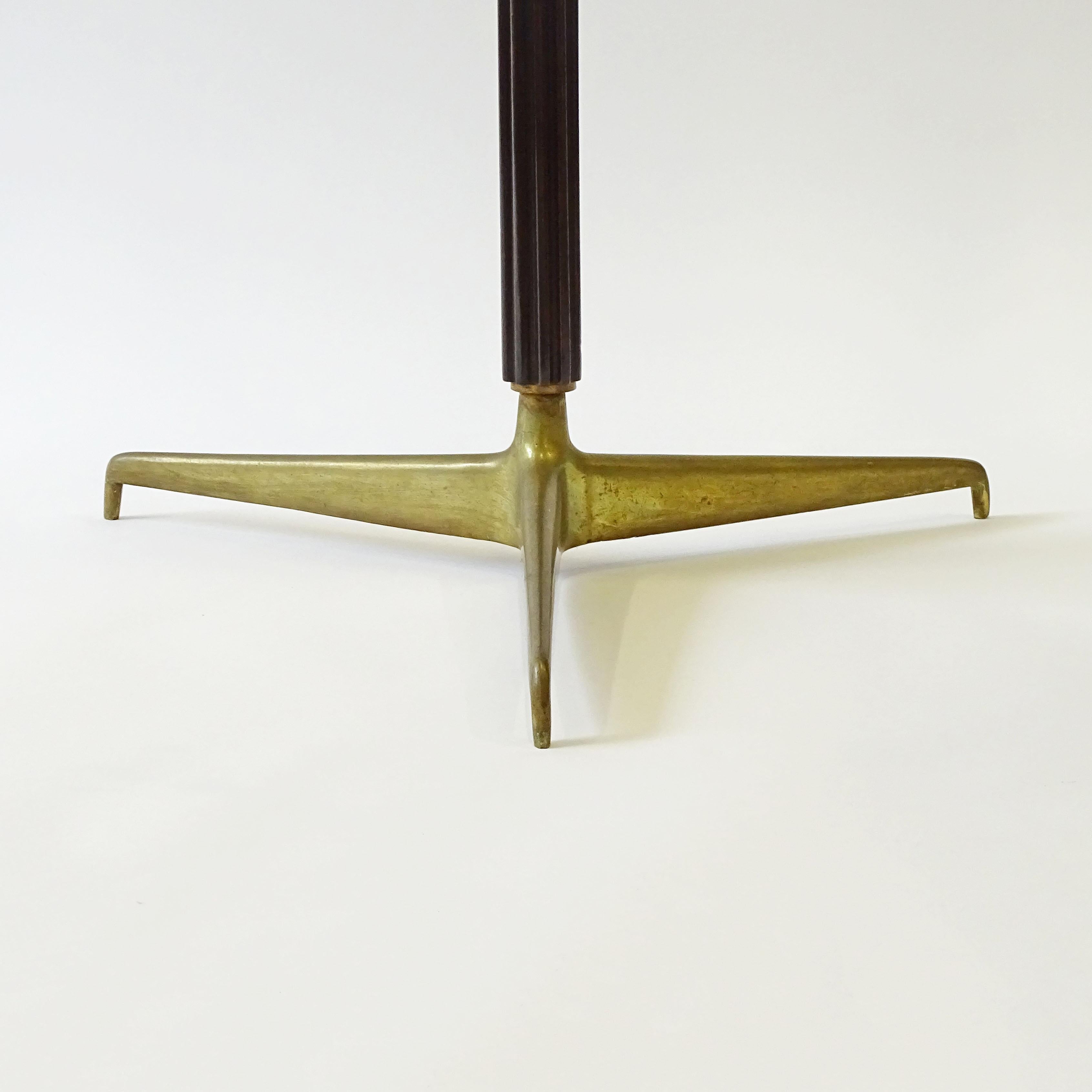 Giuseppe Ostuni Grissinato Wood and Brass Floor Lamp for Oluce, Italy 1950s In Good Condition For Sale In Milan, IT