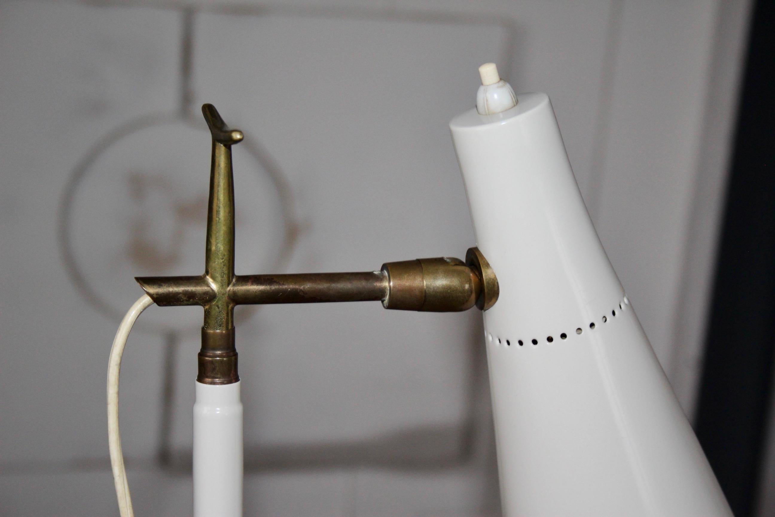 Giuseppe Ostuni model 201  with telescopic arm, Oluce edition, 1950 In Good Condition For Sale In grand Lancy, CH
