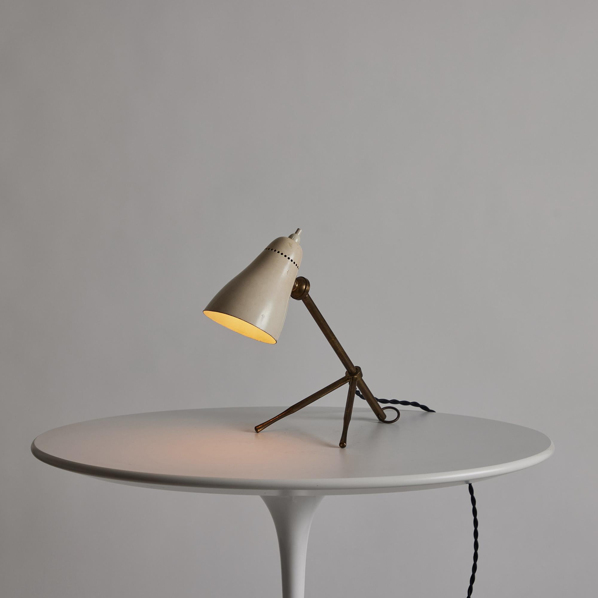 Giuseppe Ostuni Modell #215 'Ochetta' Metall & Messing Wand- oder Tischleuchte für O-Luce. Eine äußerst seltene und überraschend nützliche Lampe aus Messing und lackiertem Metall von einem der raffiniertesten italienischen Designer der