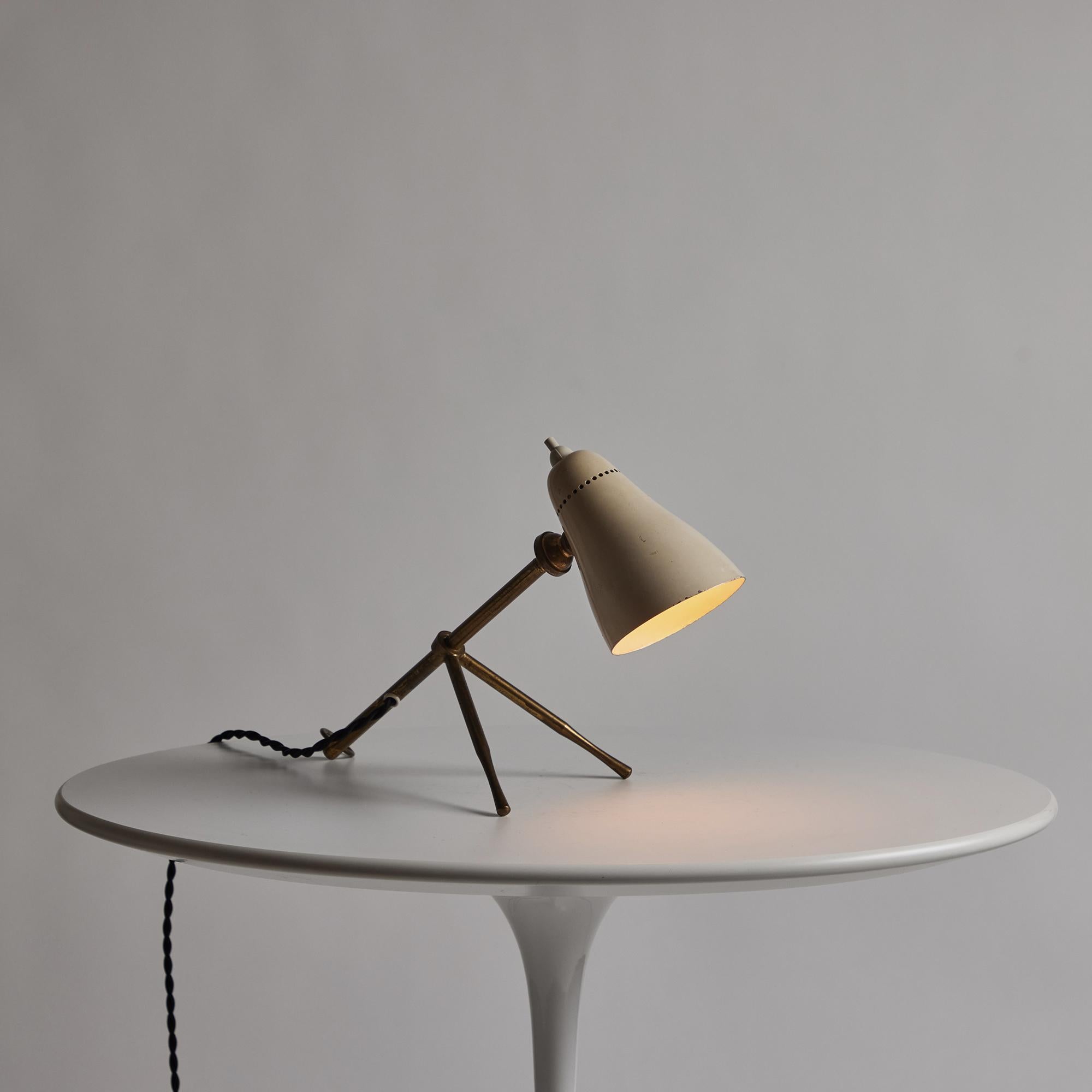 Giuseppe Ostuni, Modell #215 'Ochetta' Wand- oder Tischlampe aus Metall und Messing für O-Luce (Italienisch) im Angebot
