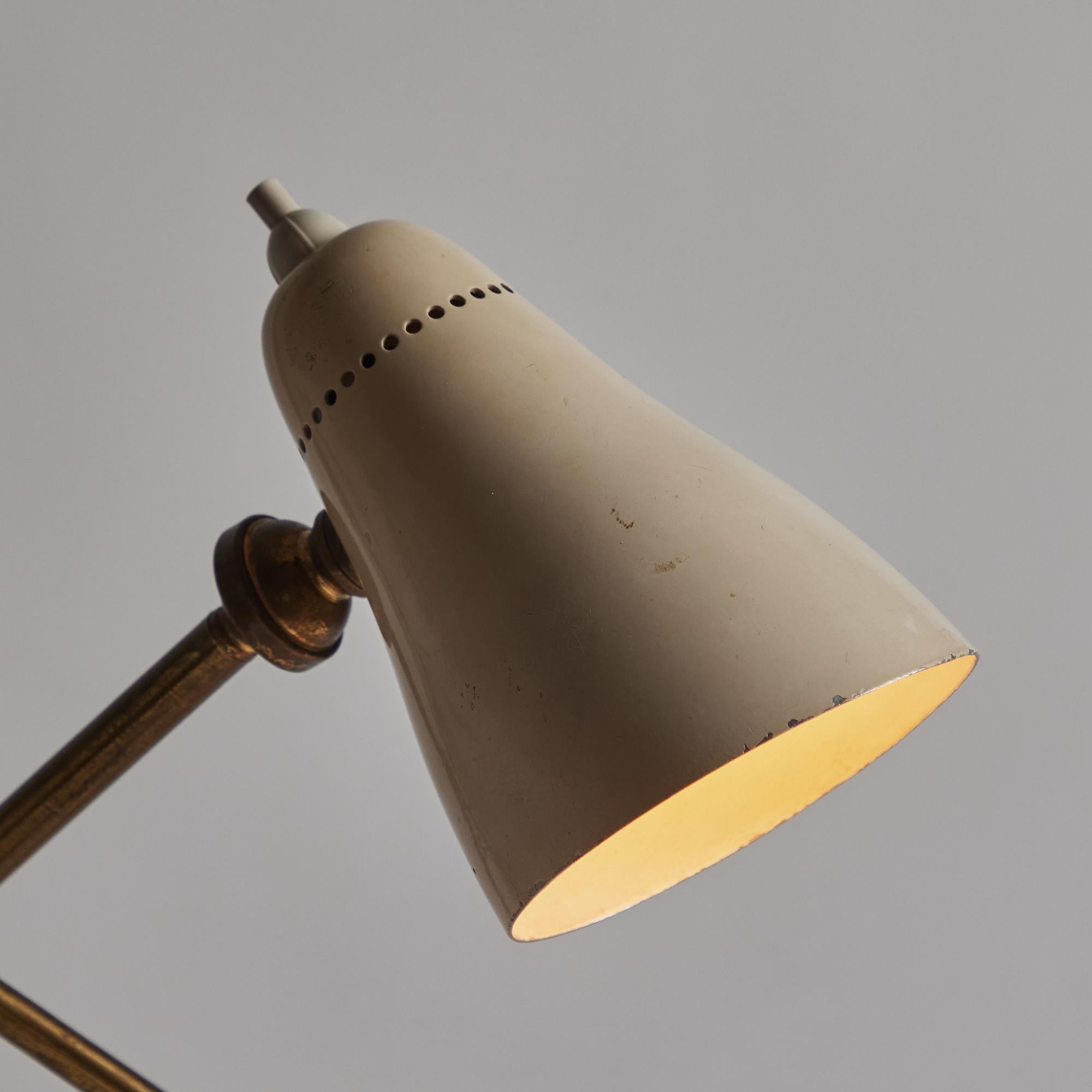 Giuseppe Ostuni, Modell #215 'Ochetta' Wand- oder Tischlampe aus Metall und Messing für O-Luce im Zustand „Gut“ im Angebot in Glendale, CA
