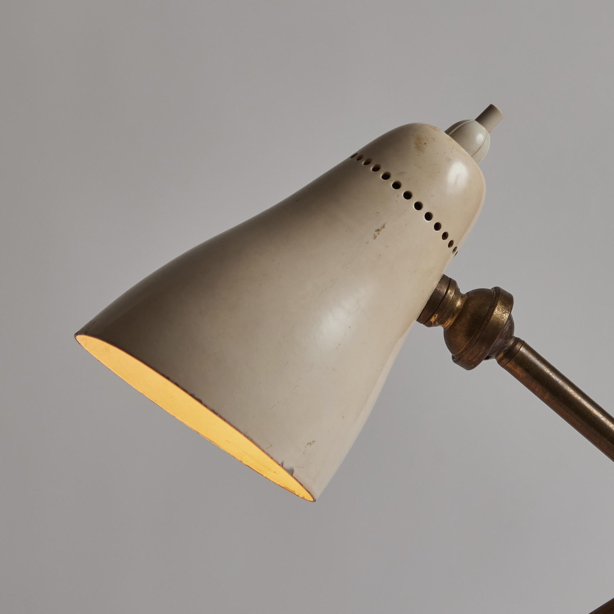 Giuseppe Ostuni, Modell #215 'Ochetta' Wand- oder Tischlampe aus Metall und Messing für O-Luce (Mitte des 20. Jahrhunderts) im Angebot