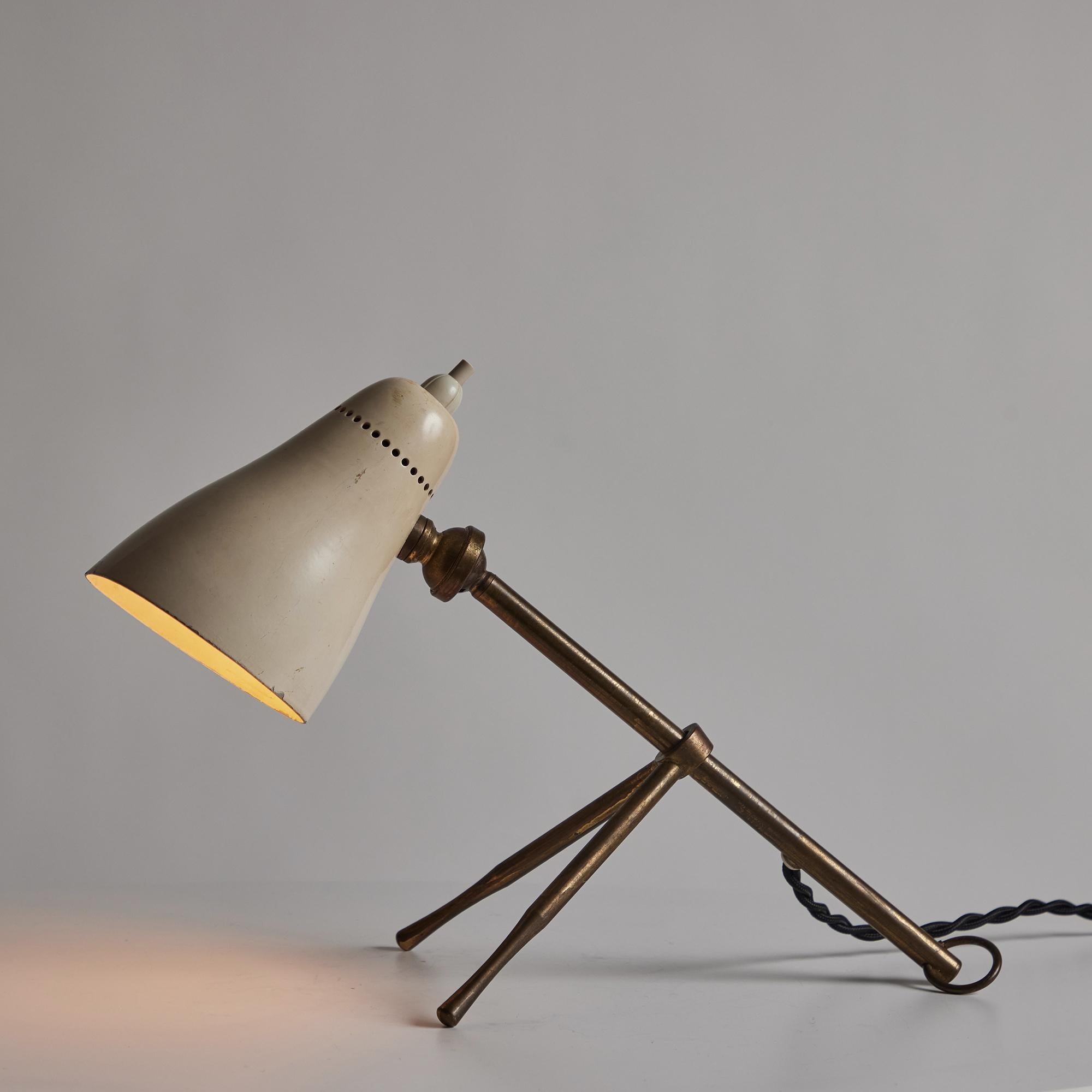Giuseppe Ostuni, Modell #215 'Ochetta' Wand- oder Tischlampe aus Metall und Messing für O-Luce im Angebot 1