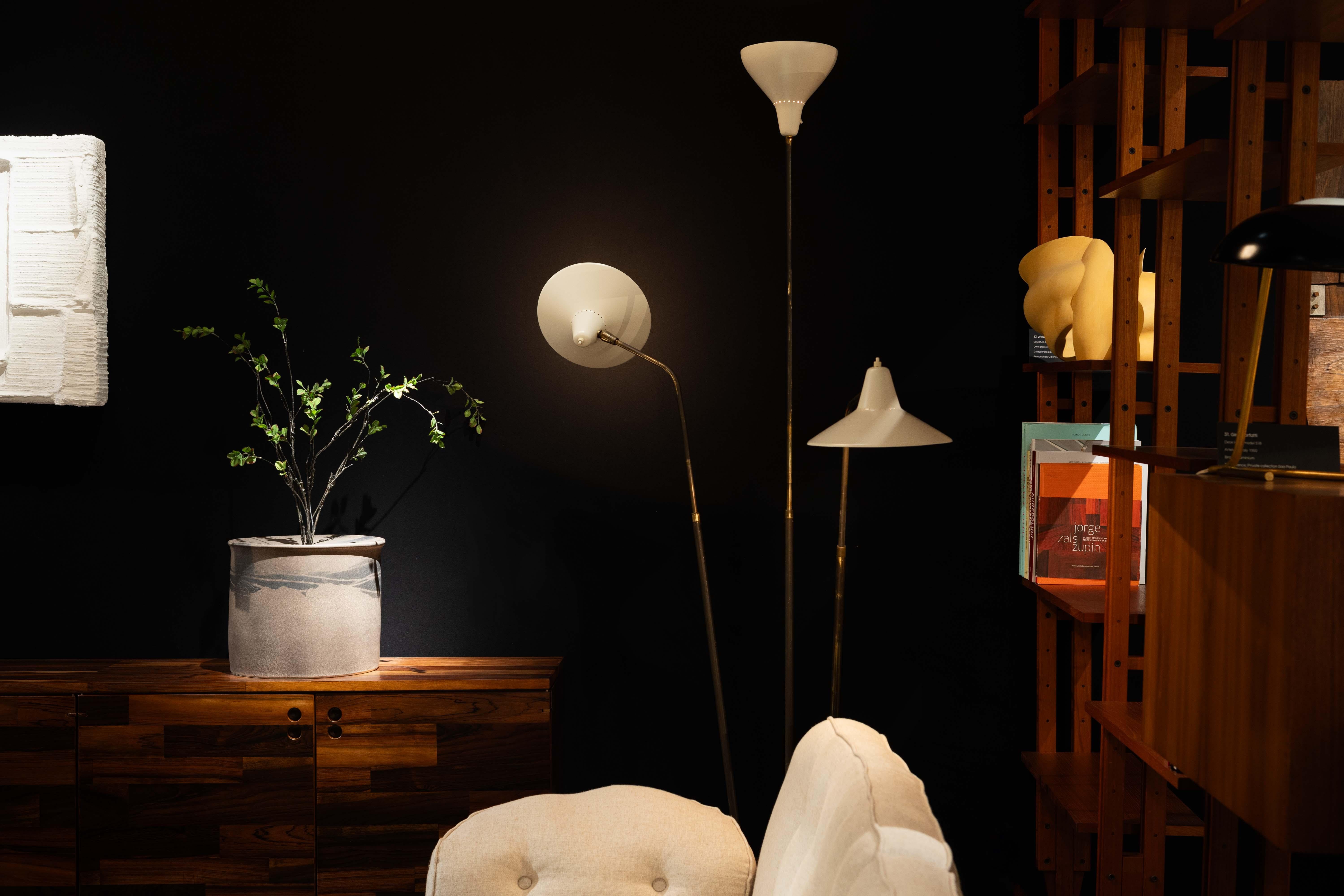 Rare grand lampadaire réglable à trois bras modèle 339/3 conçu par Giuseppe Ostuni et fabriqué par Oluce en Italie en 1955. Cette lampe est dotée d'une magnifique base ronde en marbre de Carrare qui lui confère stabilité et richesse. La lampe est