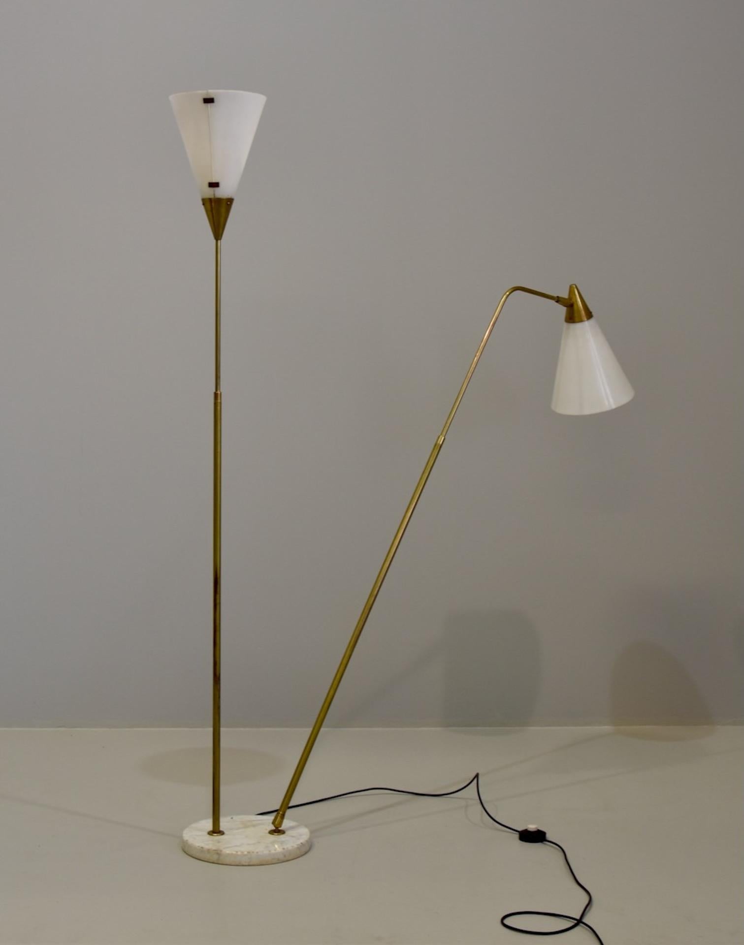 Rare lampadaire réglable Giuseppe Ostuni, laiton, acrylique, O-Luce, Italie, années 1950 en vente 3