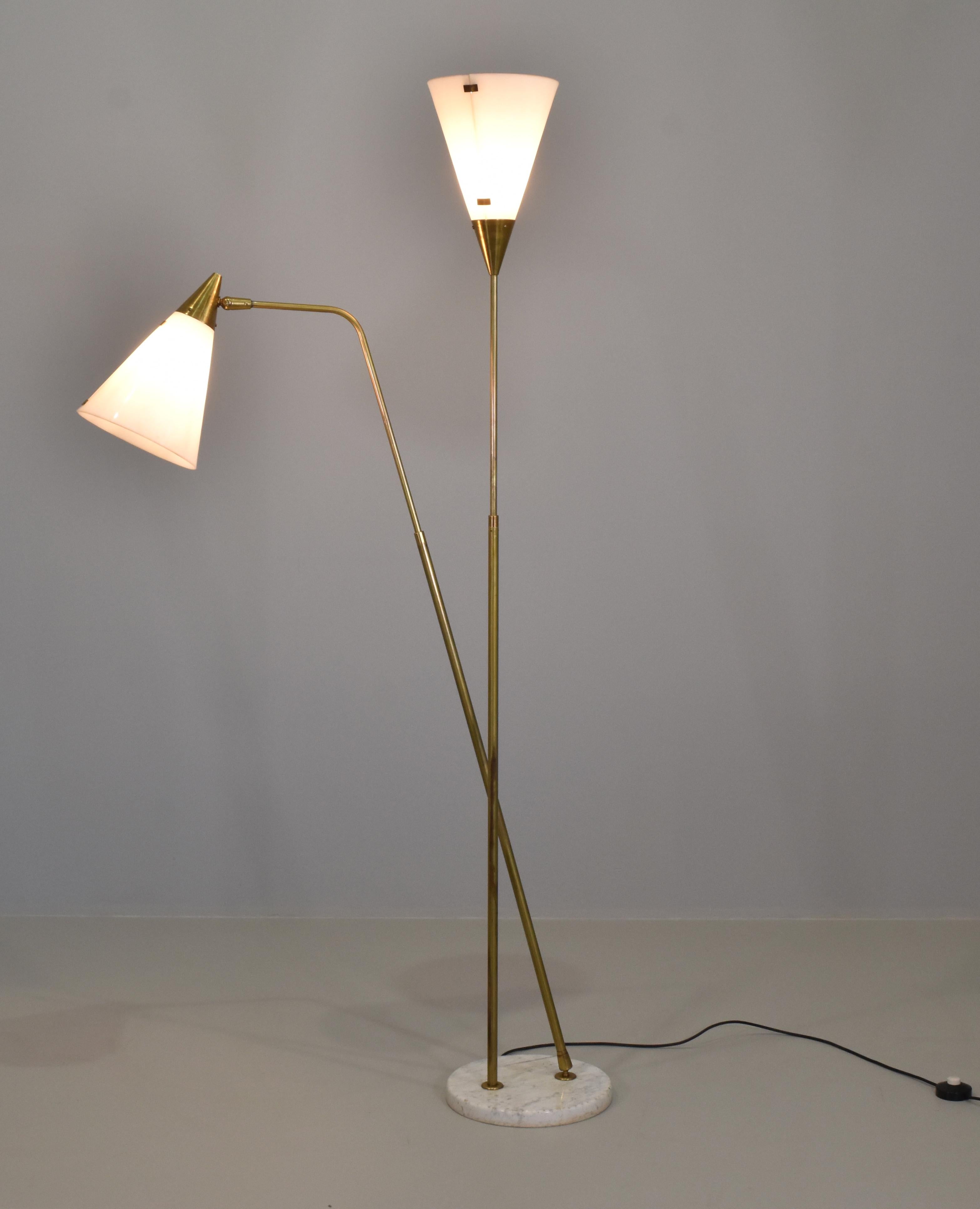 Rare modèle de lampadaire fonctionnaliste réglable à deux bras. 
Conçu par Guiseppe Ostuni et produit par O-Luce, Italie, années 1950. 
Exécution rare avec abat-jour en acrylique d'origine.