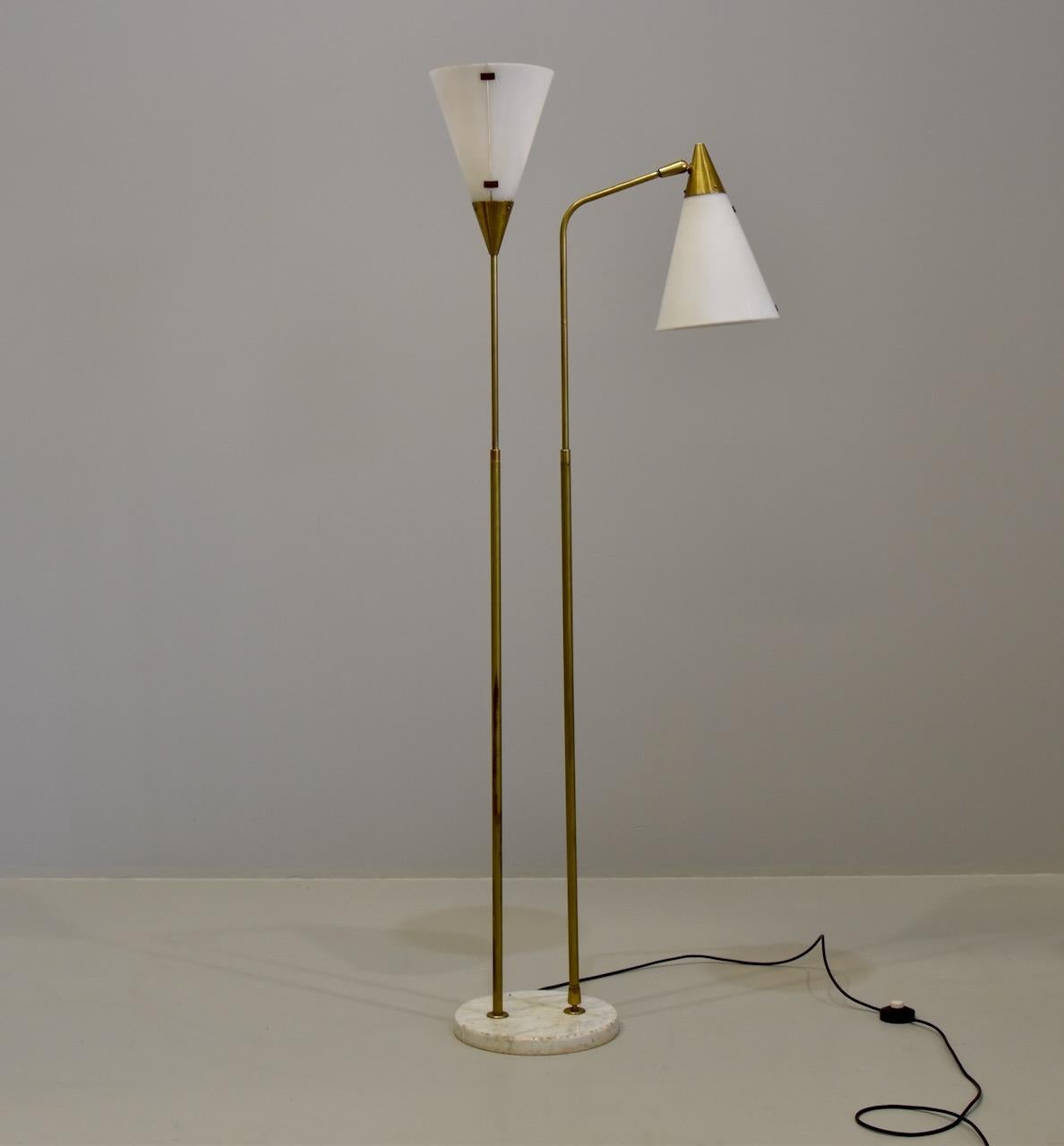 Giuseppe Ostuni Rare Adjustable Floor Lamp, Brass, Acrylic, O-Luce, Italy, 1950s In Excellent Condition For Sale In Rovereta, SM