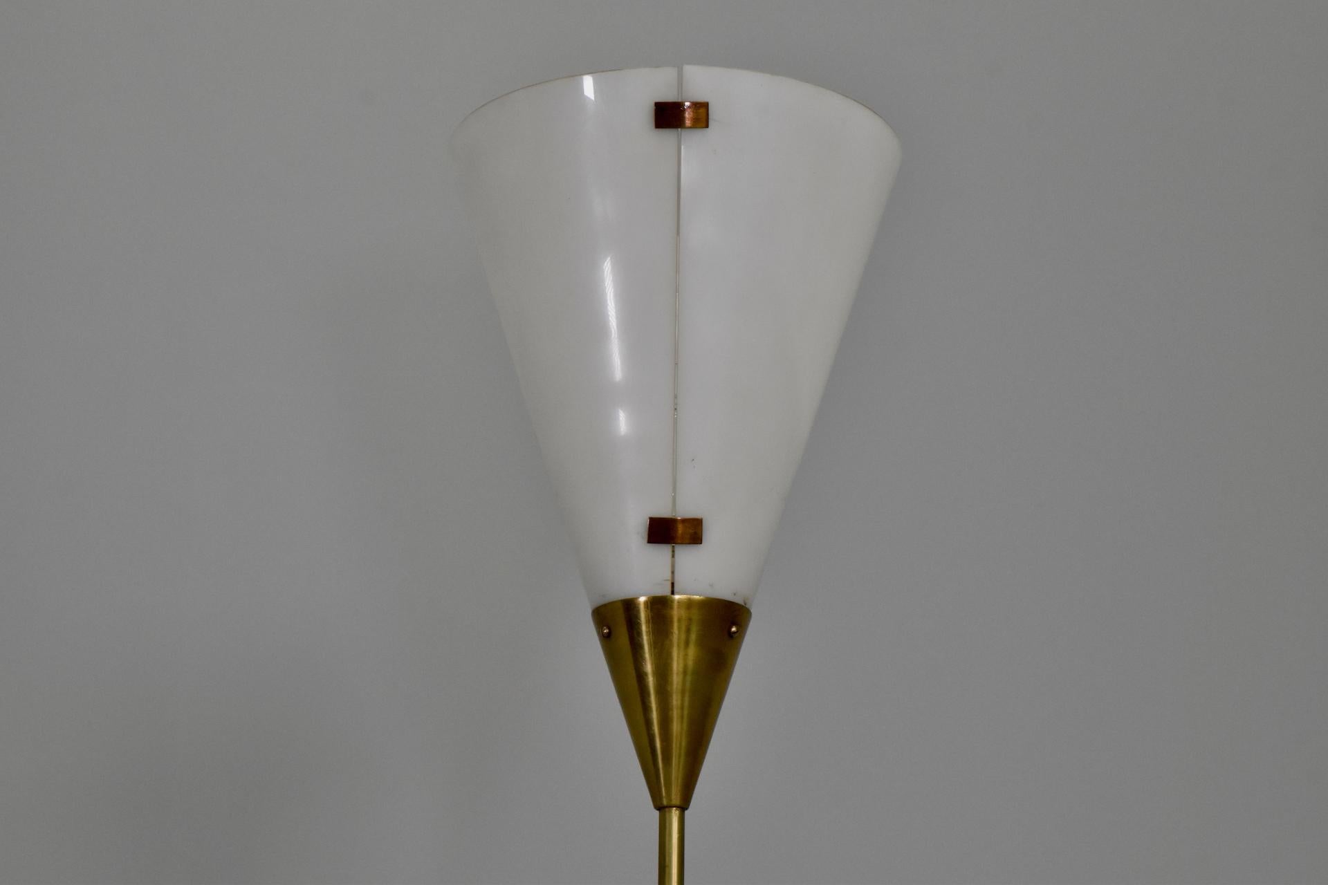 20ième siècle Rare lampadaire réglable Giuseppe Ostuni, laiton, acrylique, O-Luce, Italie, années 1950 en vente