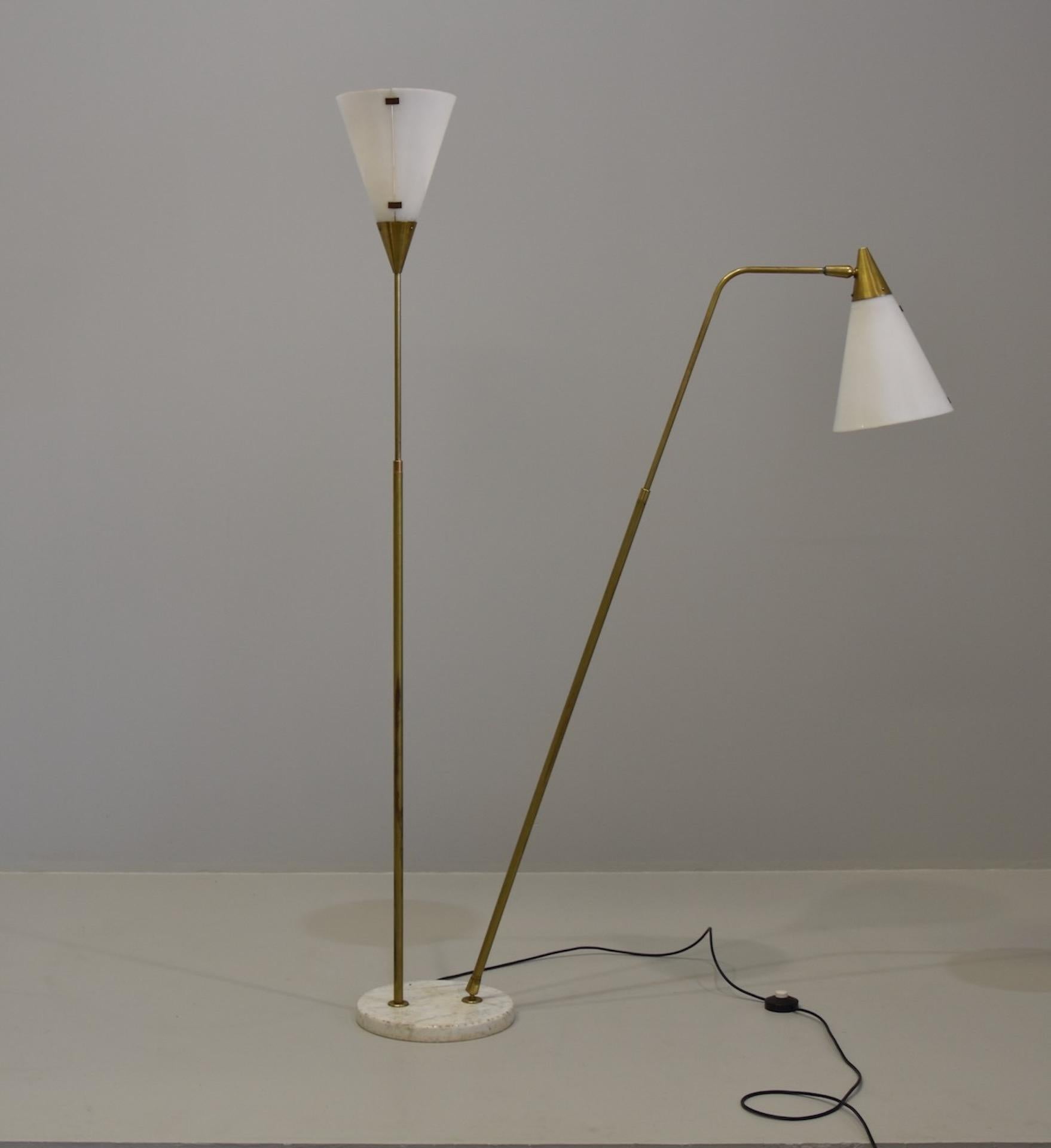 Rare lampadaire réglable Giuseppe Ostuni, laiton, acrylique, O-Luce, Italie, années 1950 en vente 2