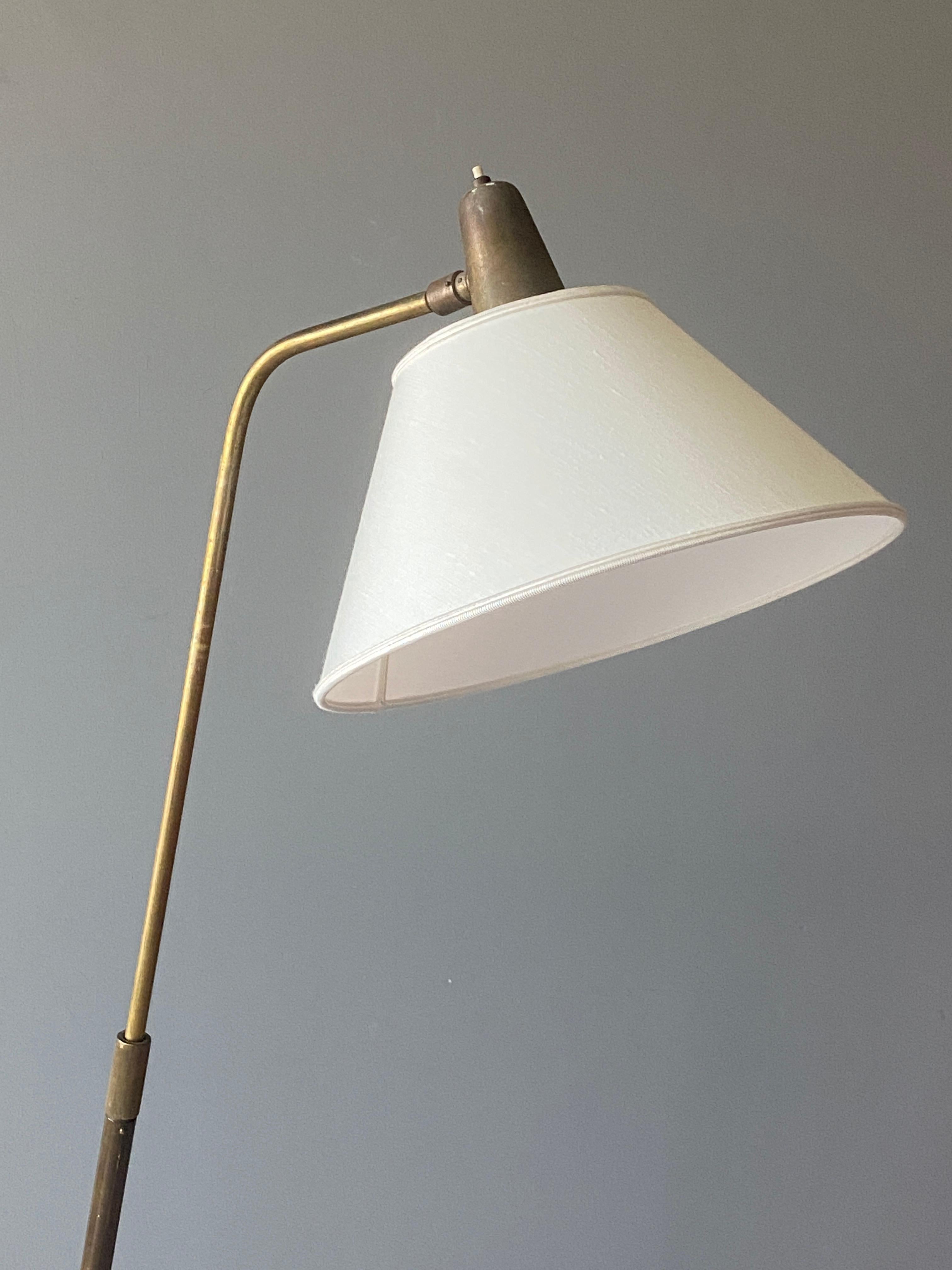 Giuseppe Ostuni Seltene verstellbare Stehlampe, Messing, Stoff, O-Luce, Italien, 1960er Jahre (Moderne der Mitte des Jahrhunderts) im Angebot
