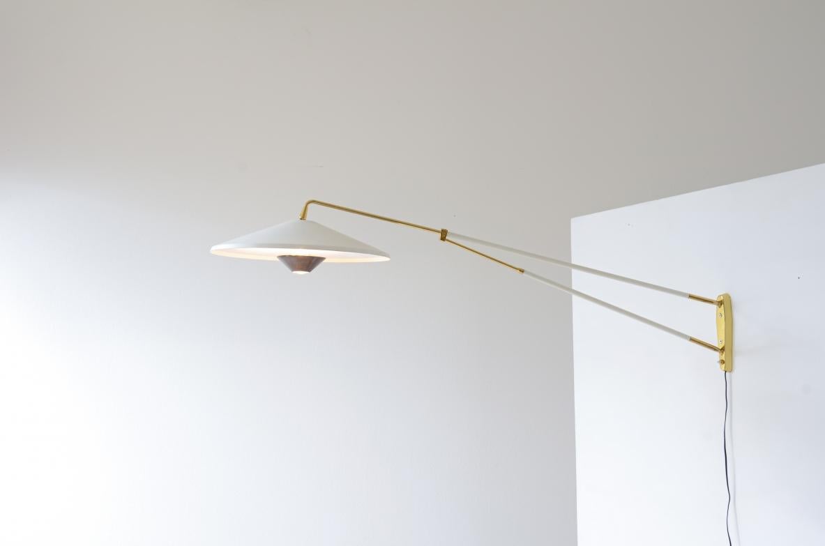 Giuseppe Ostuni, seltene Wandleuchte, verstellbar in allen Positionen von Oluce (Italienisch) im Angebot