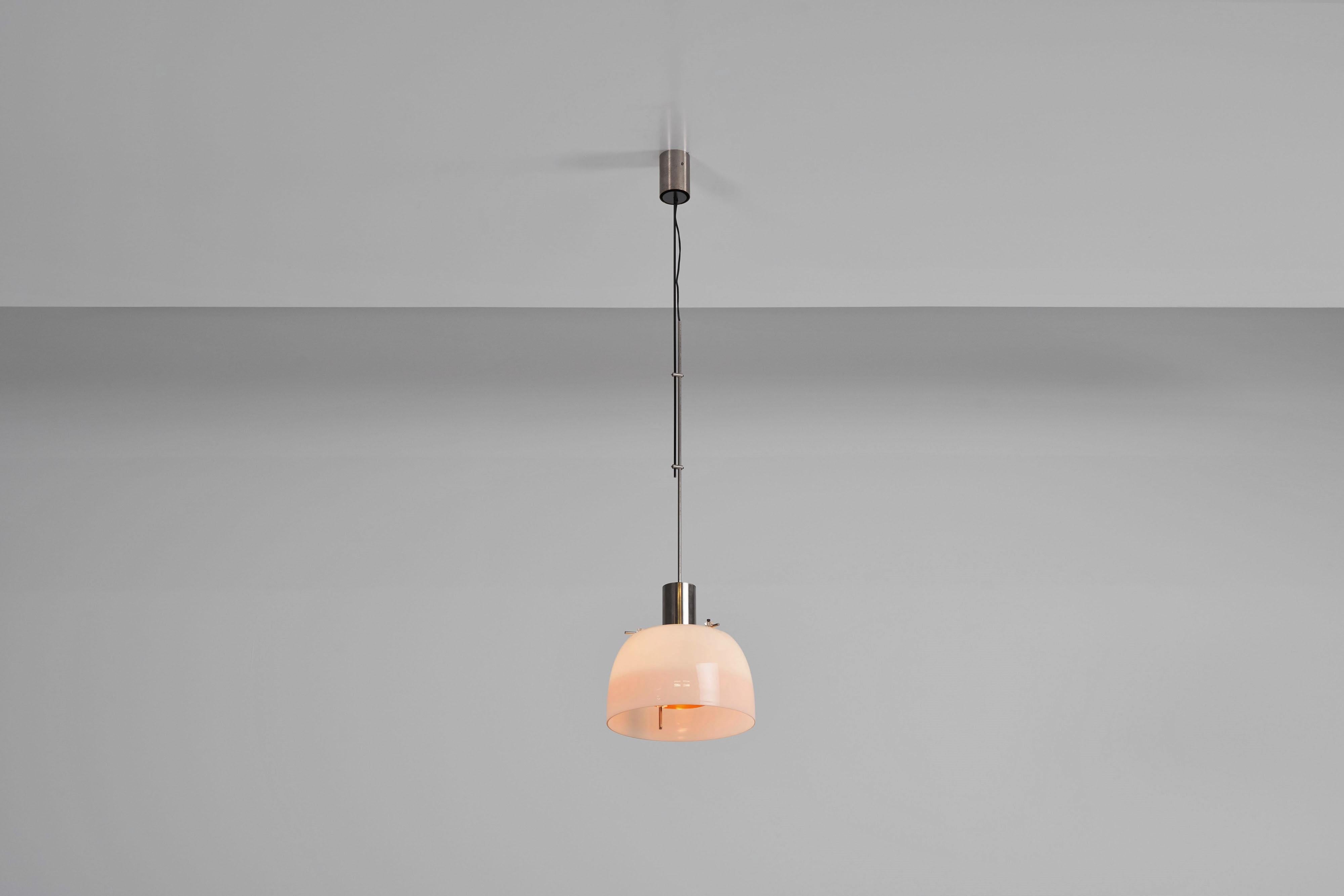 Cette étonnante lampe suspendue modèle 4437, en très bon état d'origine, conçue par Giuseppe Ostuni et Renato Forti en Italie en 1961, est un véritable chef-d'œuvre du design d'éclairage. Cette lampe emblématique présente une combinaison harmonieuse