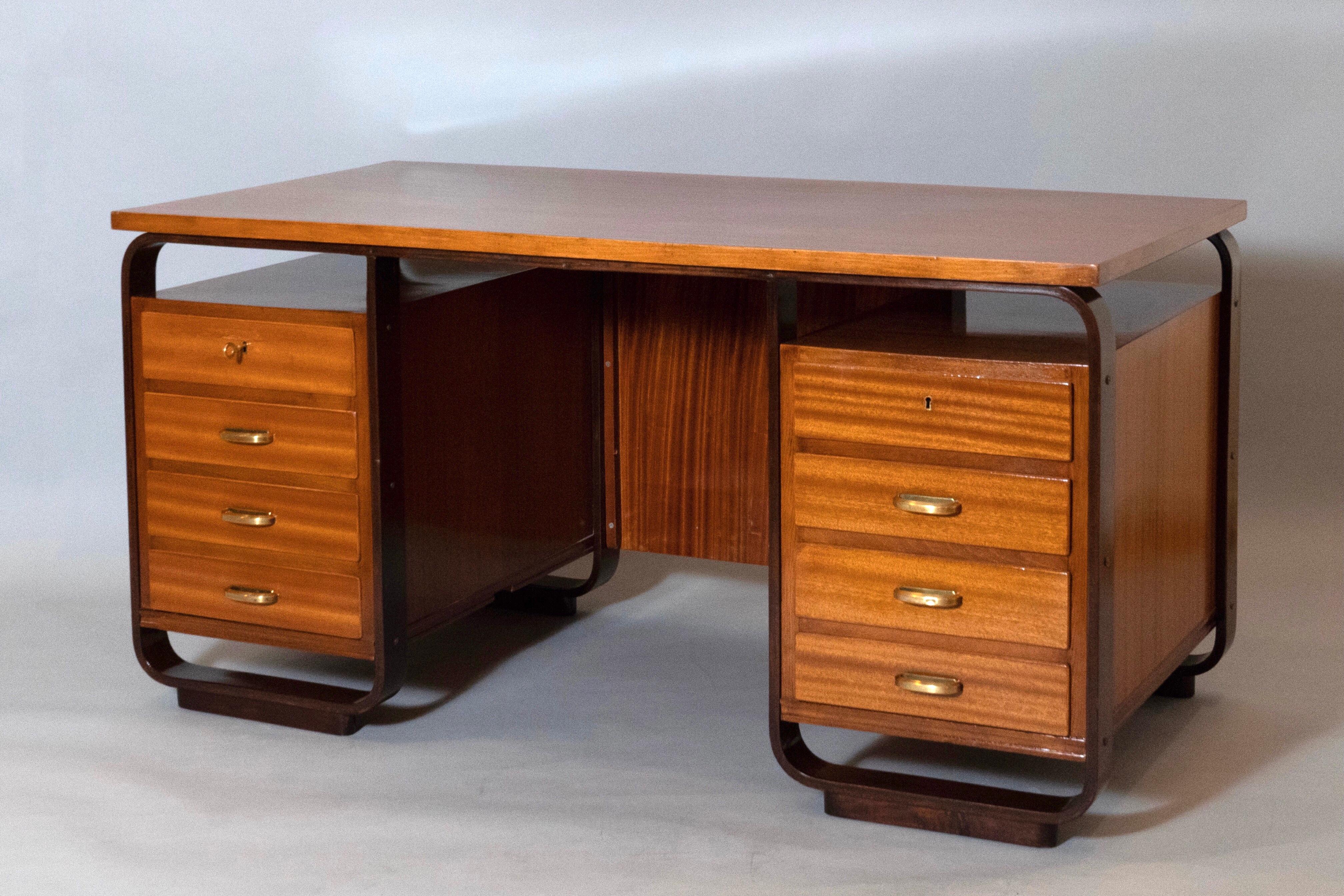 Giuseppe Pagano: Eight Drawer Desk in Fruitwood and Brass, Italy 1940 For Sale 3