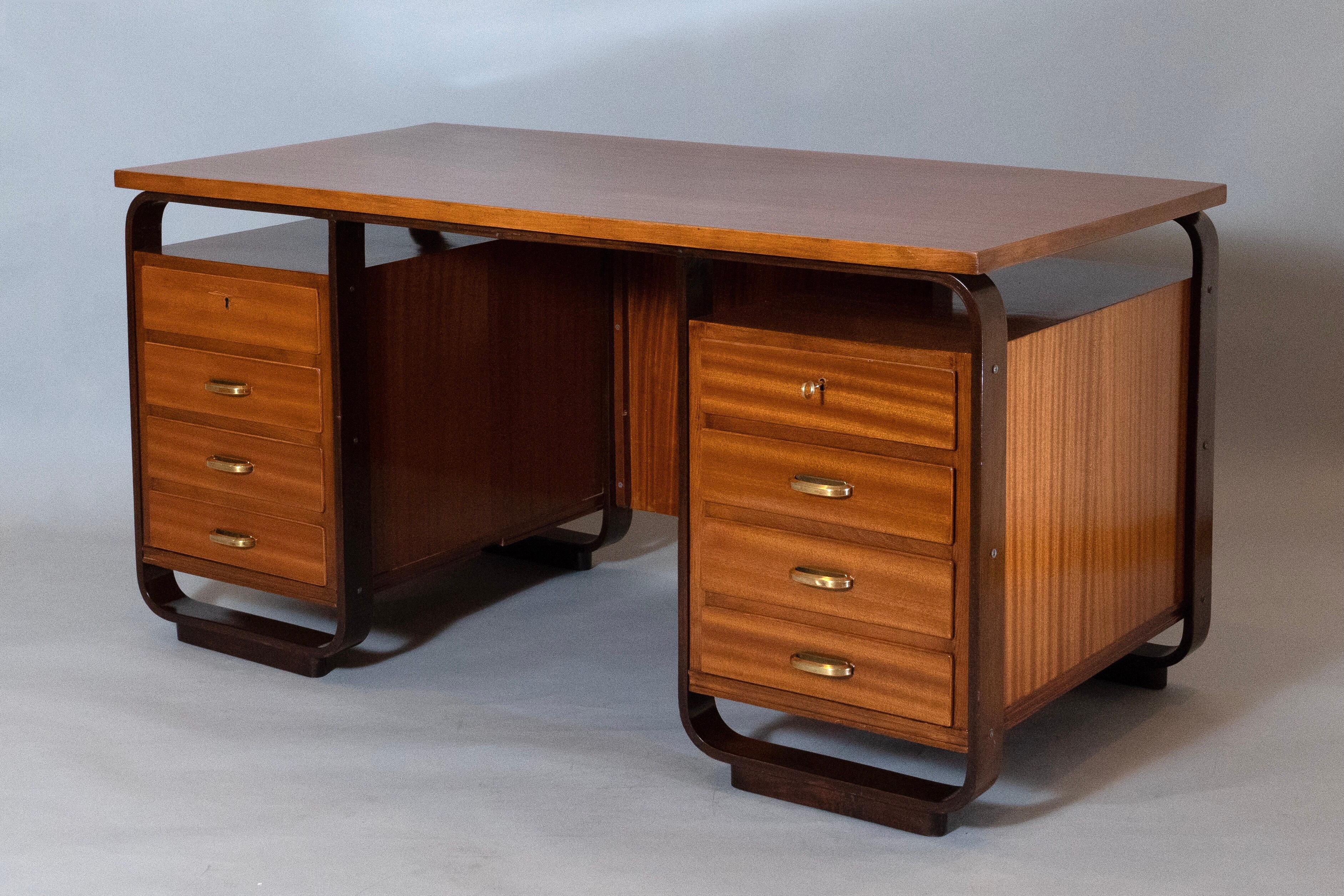 Giuseppe Pagano: Eight Drawer Desk in Fruitwood and Brass, Italy 1940 For Sale 4