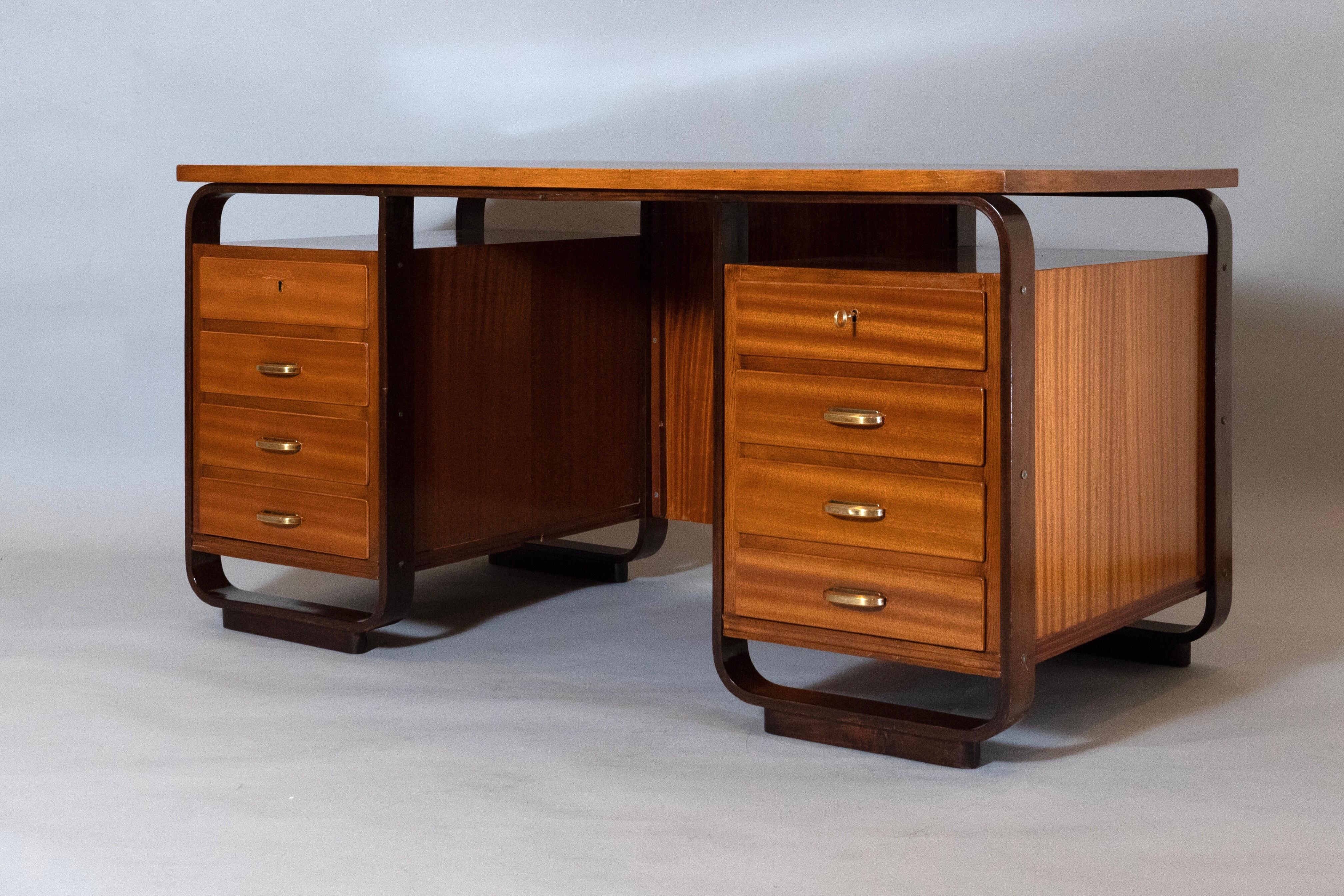 Giuseppe Pagano: Eight Drawer Desk in Fruitwood and Brass, Italy 1940 For Sale 5