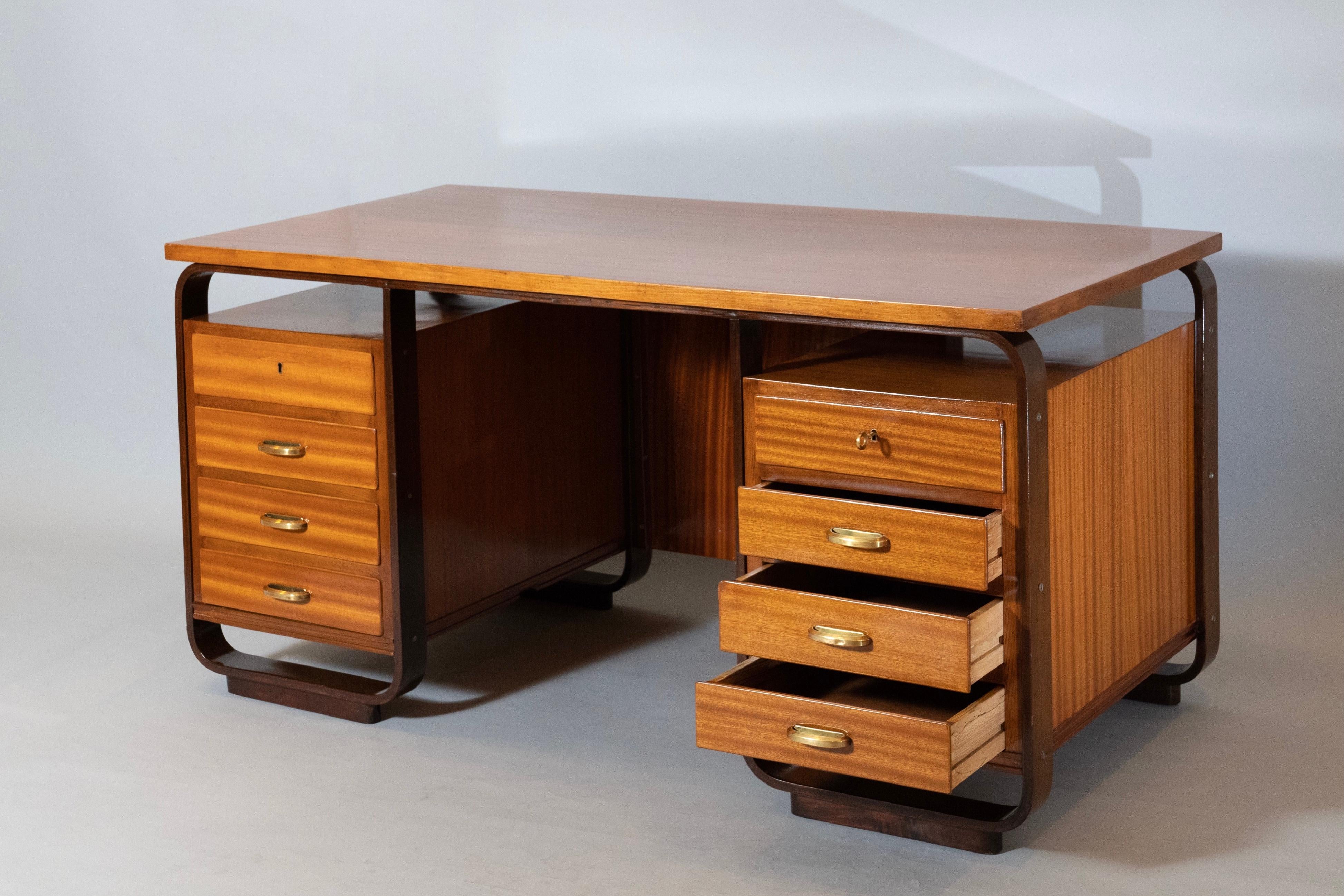 Giuseppe Pagano: Eight Drawer Desk in Fruitwood and Brass, Italy 1940 For Sale 6
