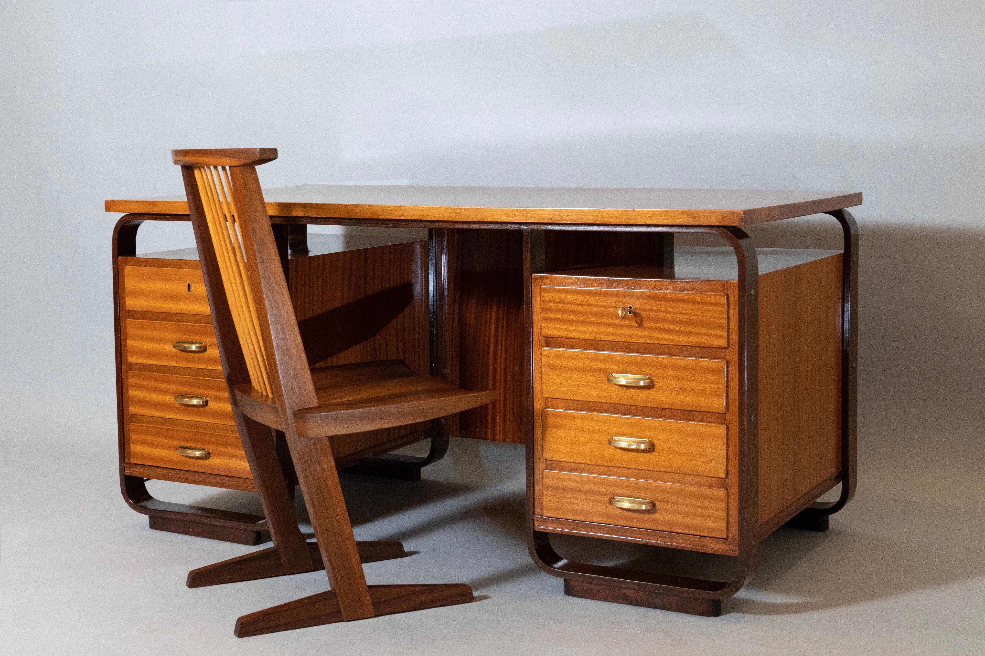Giuseppe Pagano: Eight Drawer Desk in Fruitwood and Brass, Italy 1940 For Sale 9