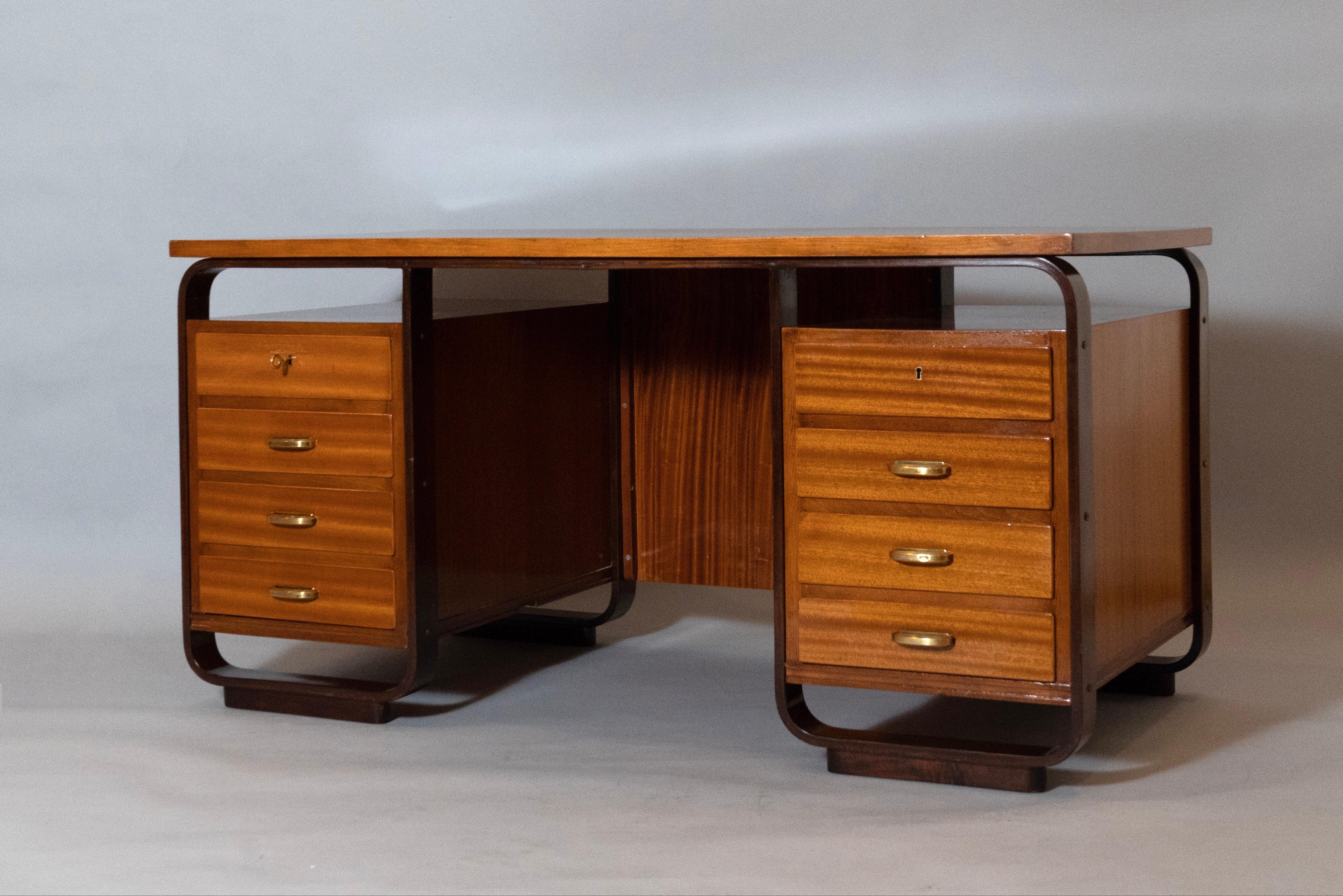 Giuseppe Pagano: Schreibtisch mit acht Schubladen aus Obstholz und Messing, Italien 1940 (Moderne der Mitte des Jahrhunderts) im Angebot