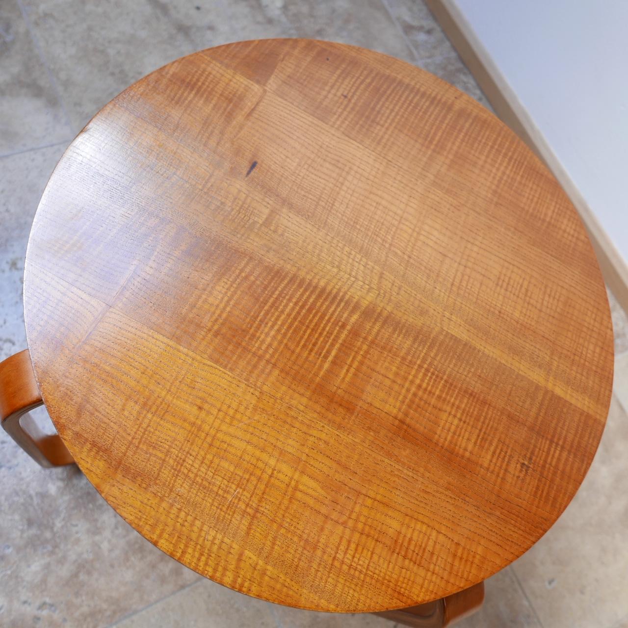 An elegant coffee table by Giuseppe Pagano.

Italy, circa 1942.

Minimalist curved design, formed from layers of plywood.

  

Price is for the coffee table only.

Dimensions: 50 H x 69 D x 69 W in cm.
  