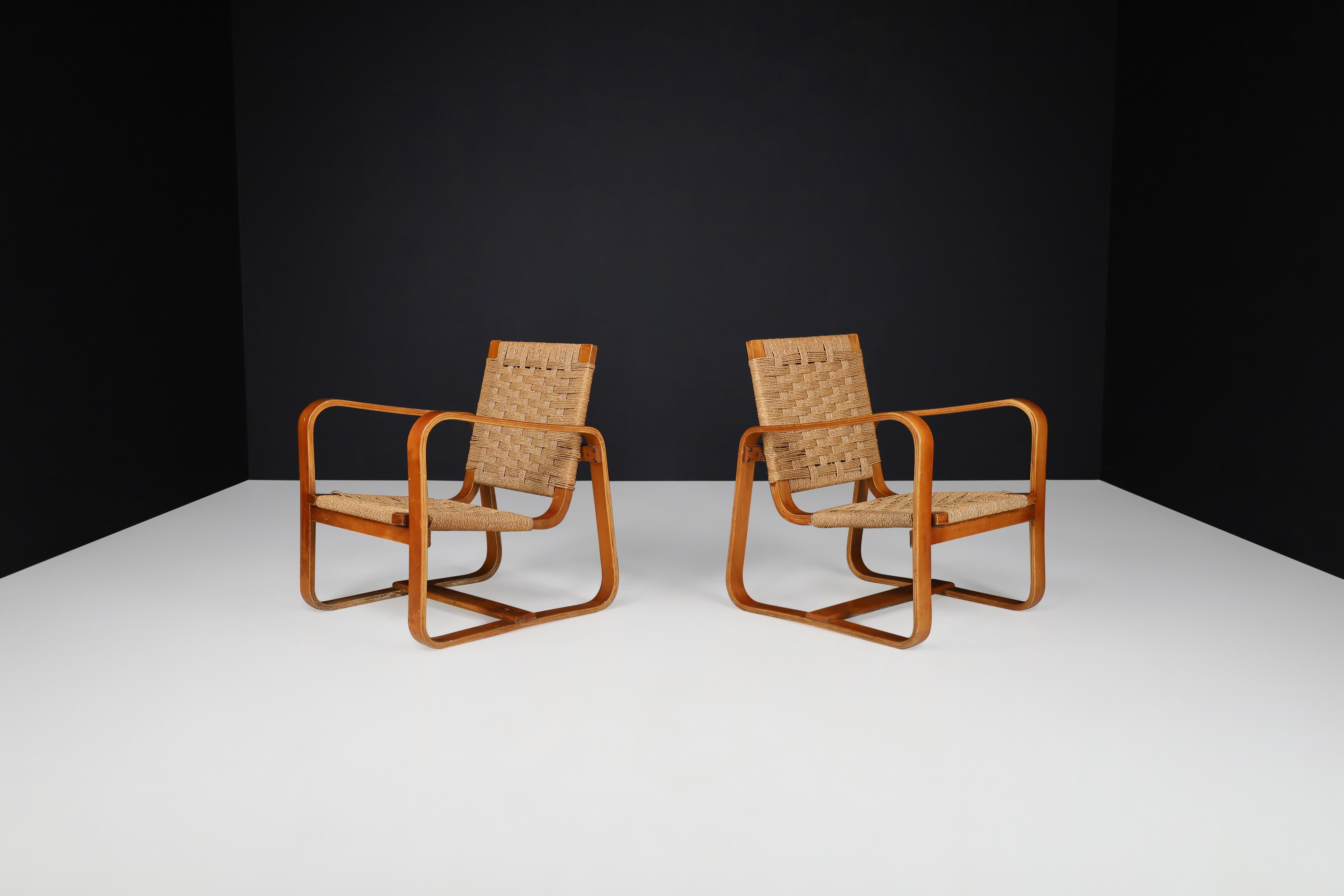 Giuseppe Pagano Pogatschnig. 'Bocconi' armchairs, Italy, 1940s.

Giuseppe Pagano Pogatschnig e Gino Maggioni designed this 'Bocconi' armchairs in curved wood. Two large squares form it in curved wood that acts as armrests, held together by two