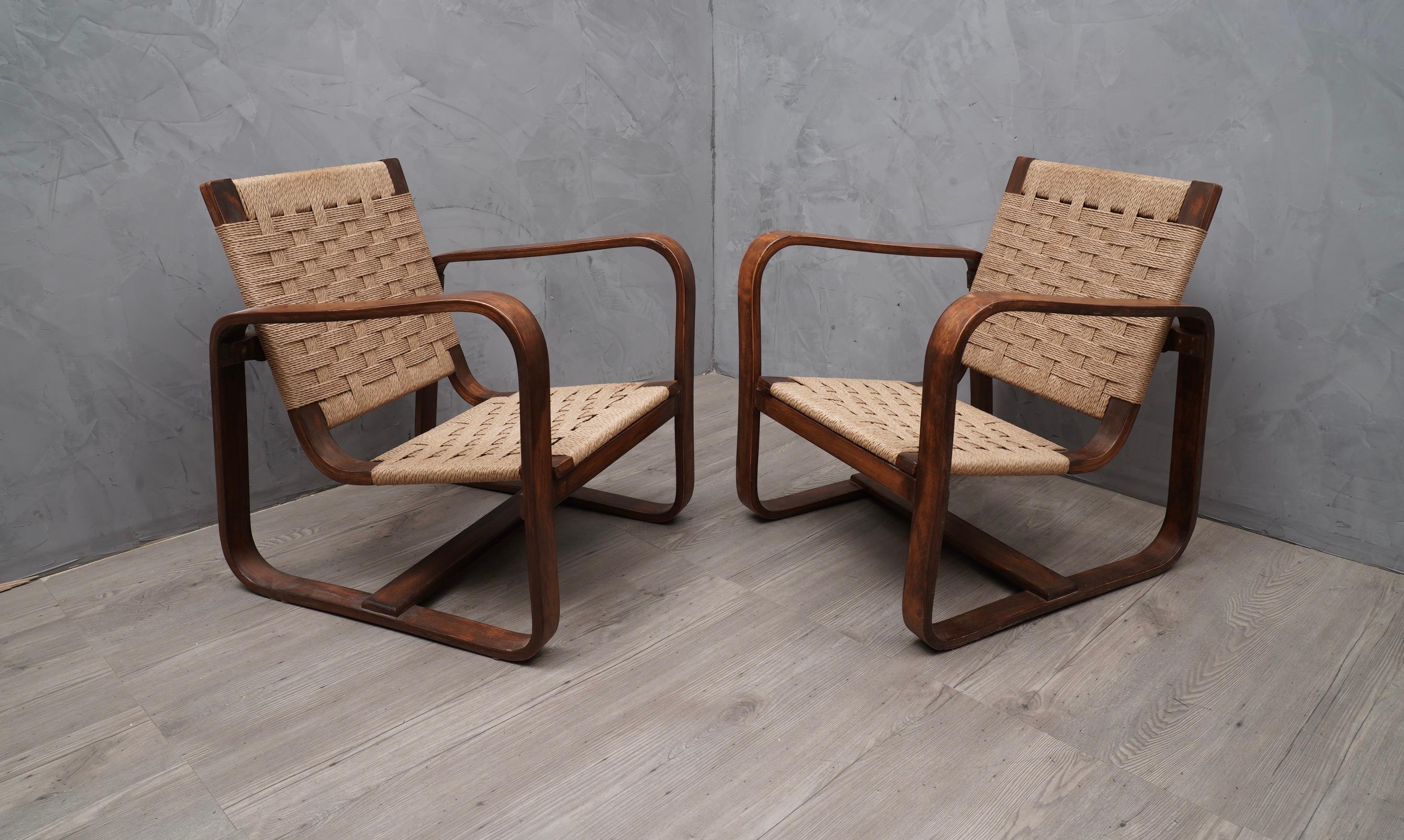 A very rare and essential pair of armchairs in 1940. 

Giuseppe Pagano Pogatschnig e Gino Maggioni designed this Fine armchairs in curved wood. It is formed by two large square in curved wood, (typical processing of that historical period), that act