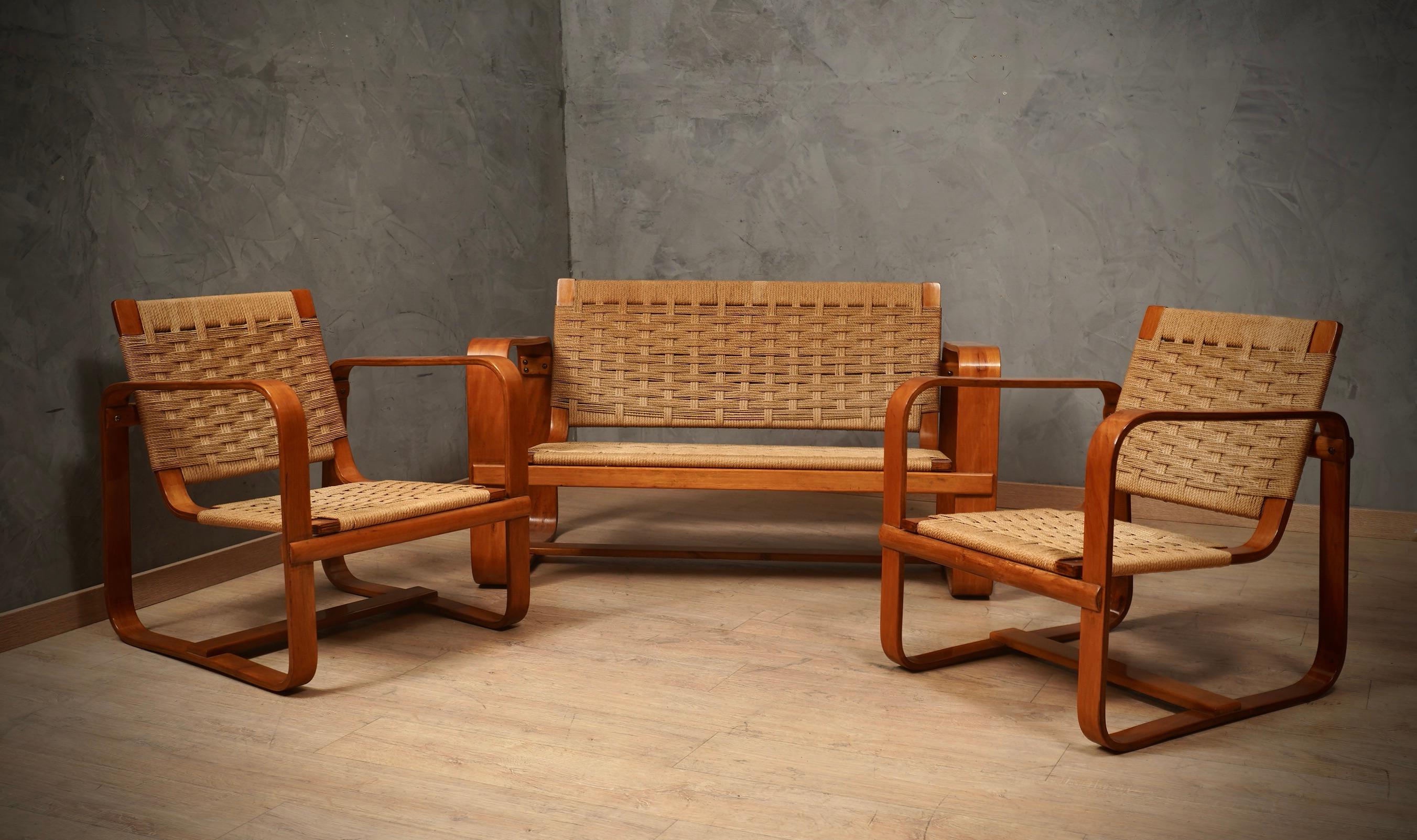 Ein sehr seltenes und unverzichtbares Sesselpaar aus dem Jahr 1940. 

Giuseppe Pagano Pogatschnig und Gino Maggioni haben diese feinen Sessel aus gebogenem Holz entworfen. Er besteht aus zwei großen Quadraten aus gebogenem Holz (typische