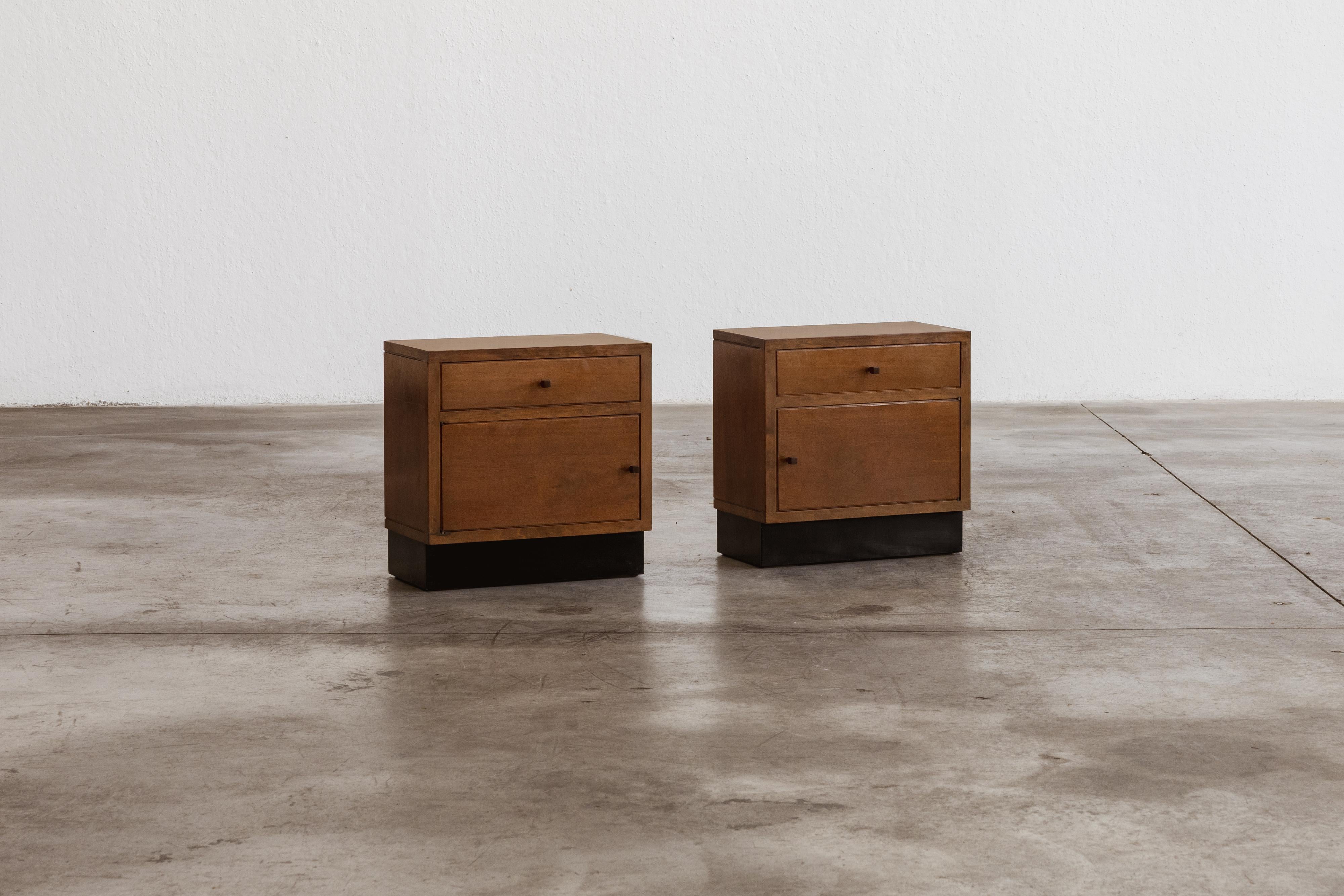 Giuseppe Pagano Pogatschnig tables de nuit rationalistes, bois, Italie, 1938, ensemble de deux.

Cette paire de tables de nuit, conçue en 1938 par Giuseppe Pagano Pogatschnig, reflète la discipline architecturale et la pureté formelle qui