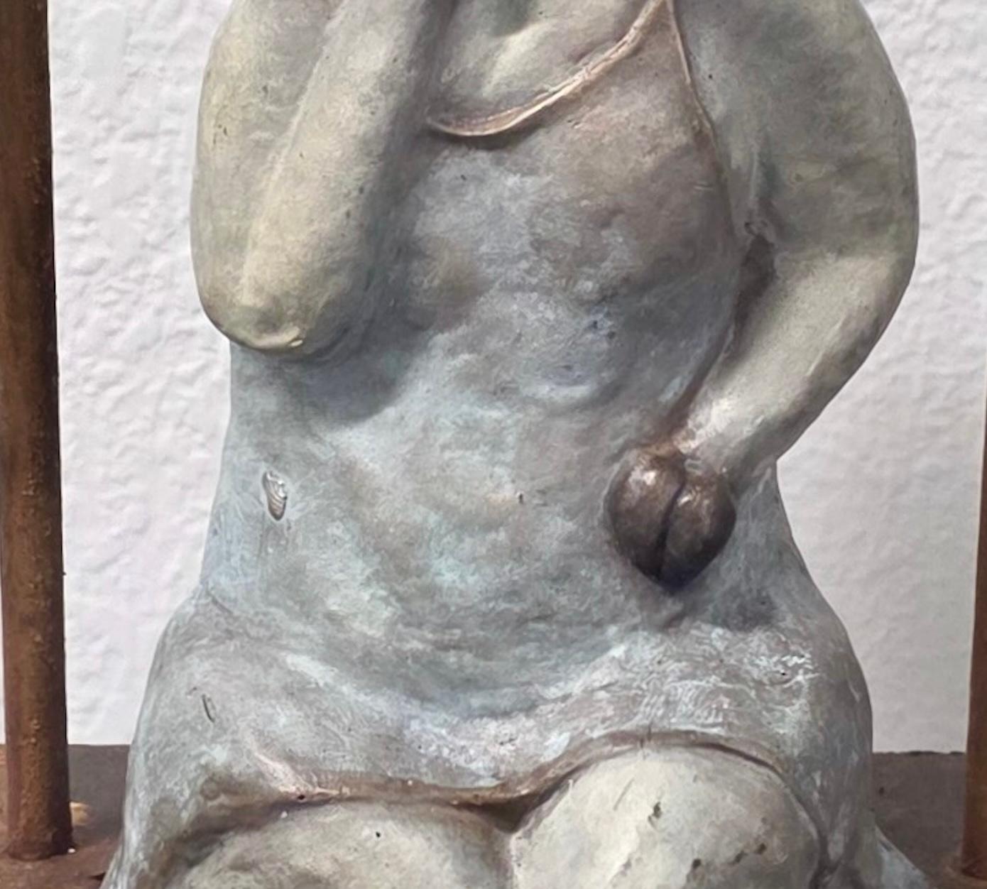 Le stravaganti sculture antropomorfe di Giuseppe Palumbo scavano nella psiche umana attraverso l'ironia, l'arguzia e l'umorismo. Applicando le tecniche classiche ai suoi soggetti contemporanei, i bronzi di Palumbo, strutturati e vivaci, incarnano