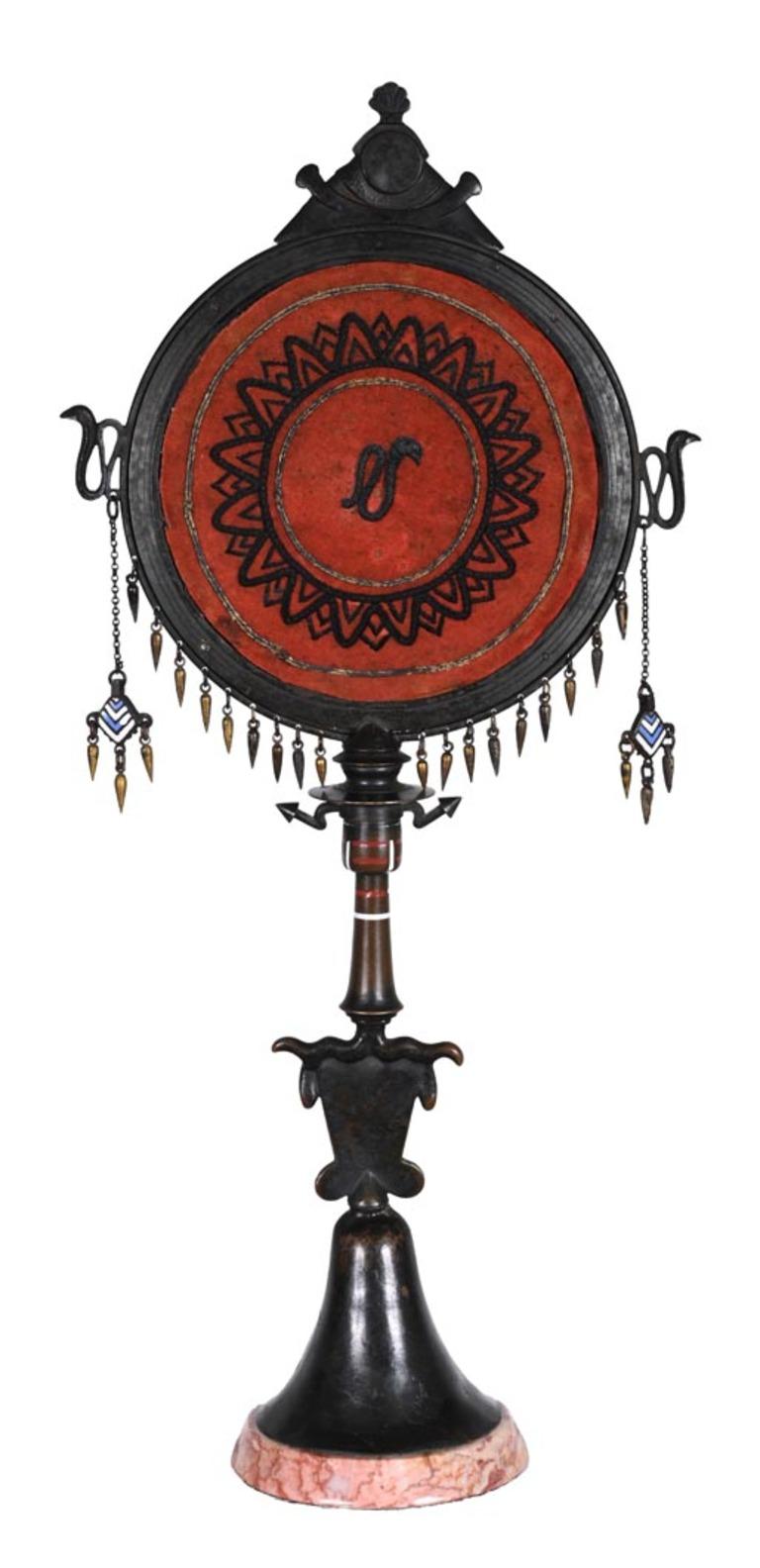 Dieser Spiegel mit seinem ägyptischen Design wurde von Giuseppe Parvis um 1900 entworfen.

Giuseppe Parvis (1831-1909) studierte an der Accademia Albertina in Turin. Fasziniert von Ägypten, zog er 1859 nach Kairo, um dort ägyptisch inspirierte Möbel