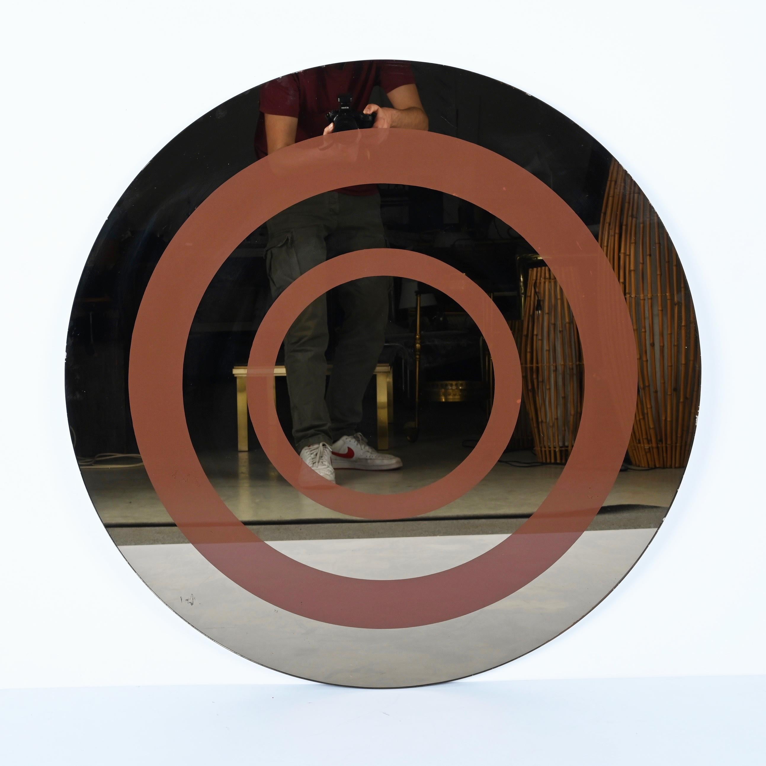 Incredible large midcentury round mirror with a space-age double colour decoration. Giuseppe Raimondi designed this item in Italy during the 1970s and Cristal Art produced it.

This fantastic piece is a sum of space-age decorations with concentric