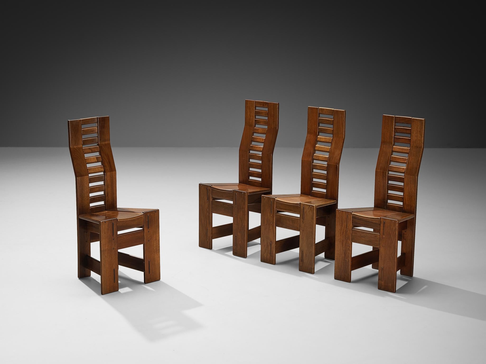 Giuseppe Rivadossi per Officina Rivadossi, sedie da pranzo 'Castello', noce, Italia, circa 1980

Un eccezionale set di sedie dello scultore e designer italiano Giuseppe Rivadossi, caratterizzato da un alto livello di artigianalità nella lavorazione