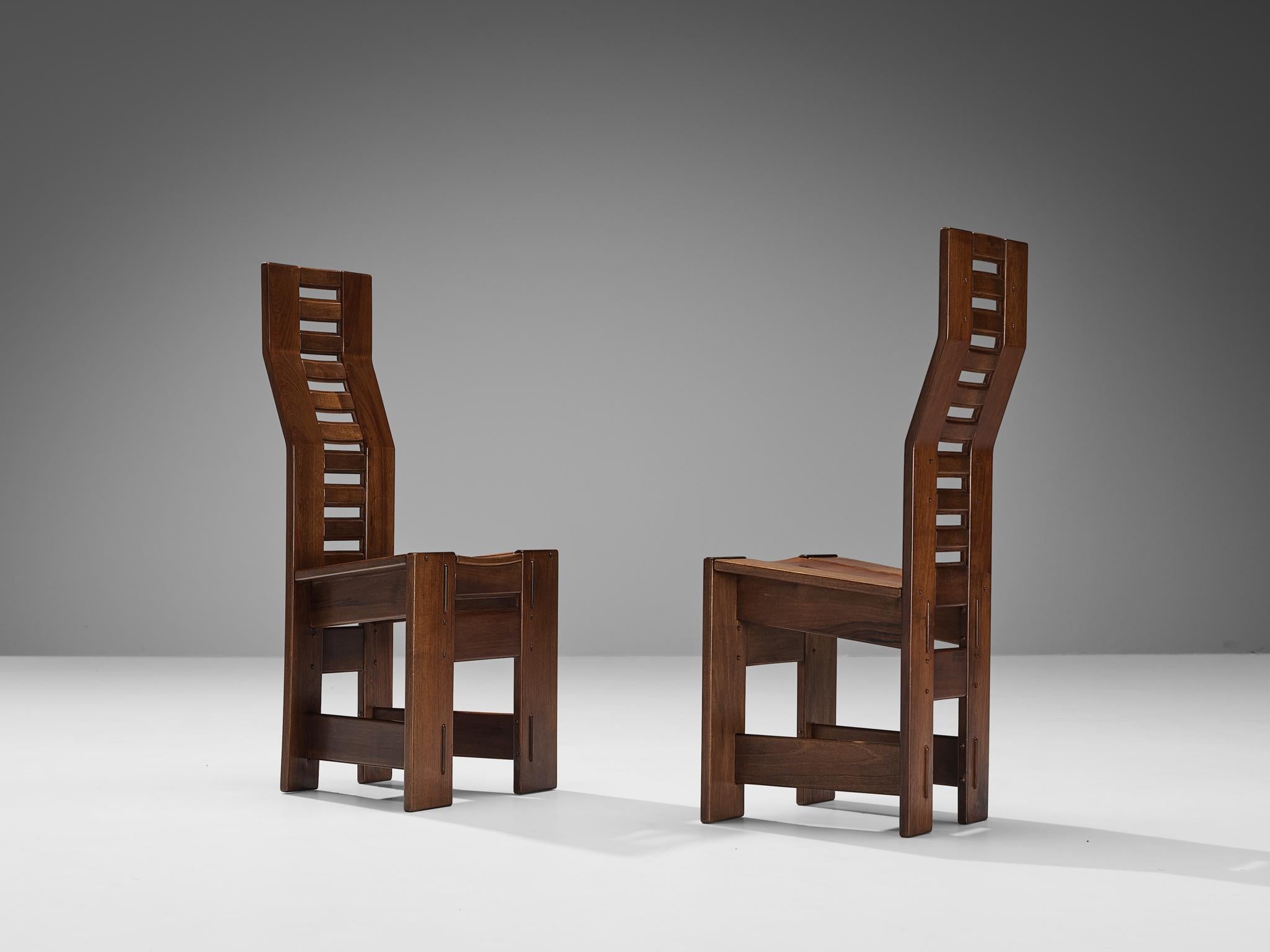 Giuseppe Rivadossi per Officina Rivadossi, sedie da pranzo 'Castello', noce, Italia, circa 1980

Un eccezionale set di sedie dello scultore e designer italiano Giuseppe Rivadossi, caratterizzato da un alto livello di artigianalità nella lavorazione