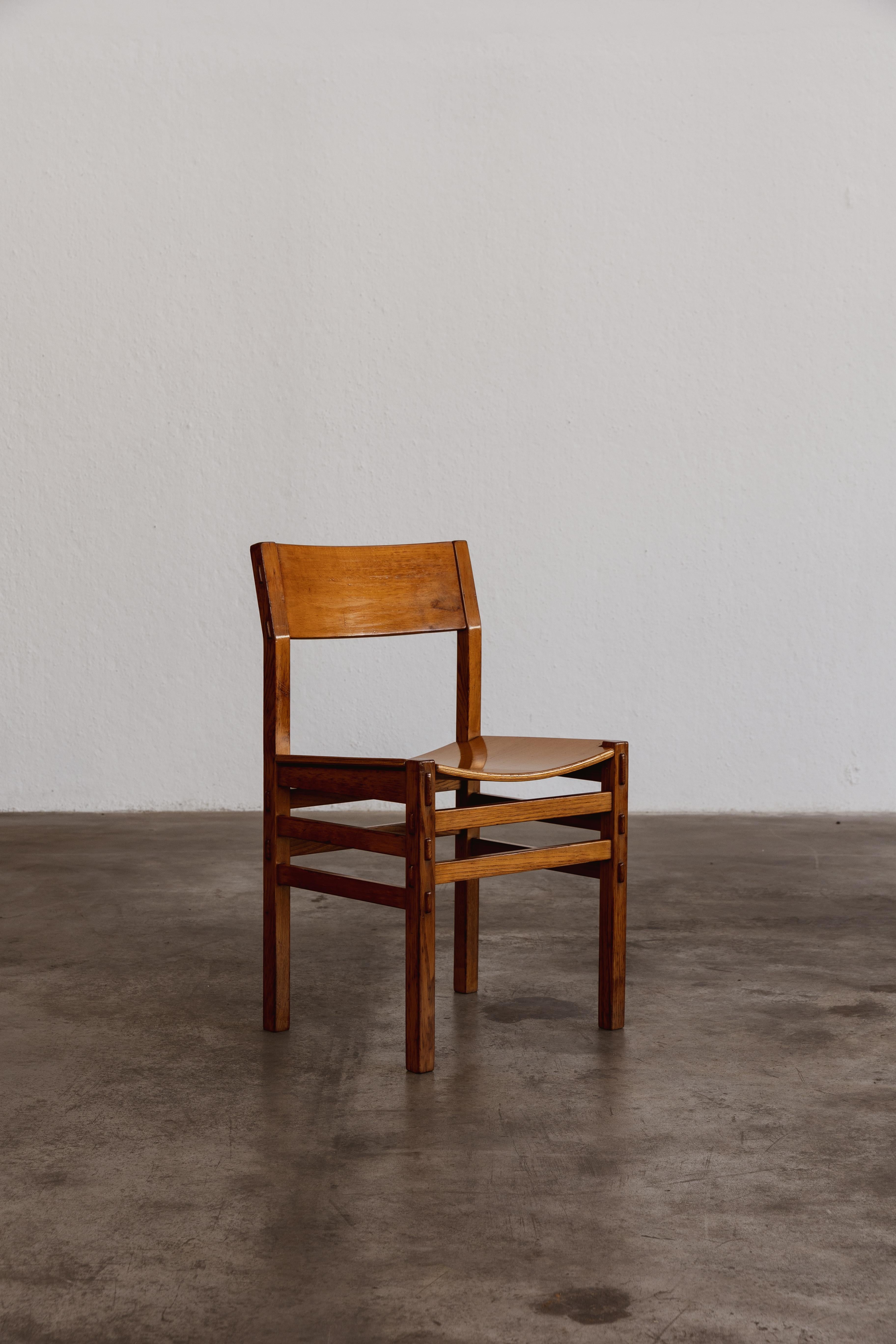 Chaise de salle à manger Giuseppe Rivadossi pour Officina Rivadossi, 1980

Ces chaises de salle à manger Giuseppe Rivadossi, fabriquées pour Officina Rivadossi en 1980, témoignent d'un travail du bois magistral grâce à une construction entièrement