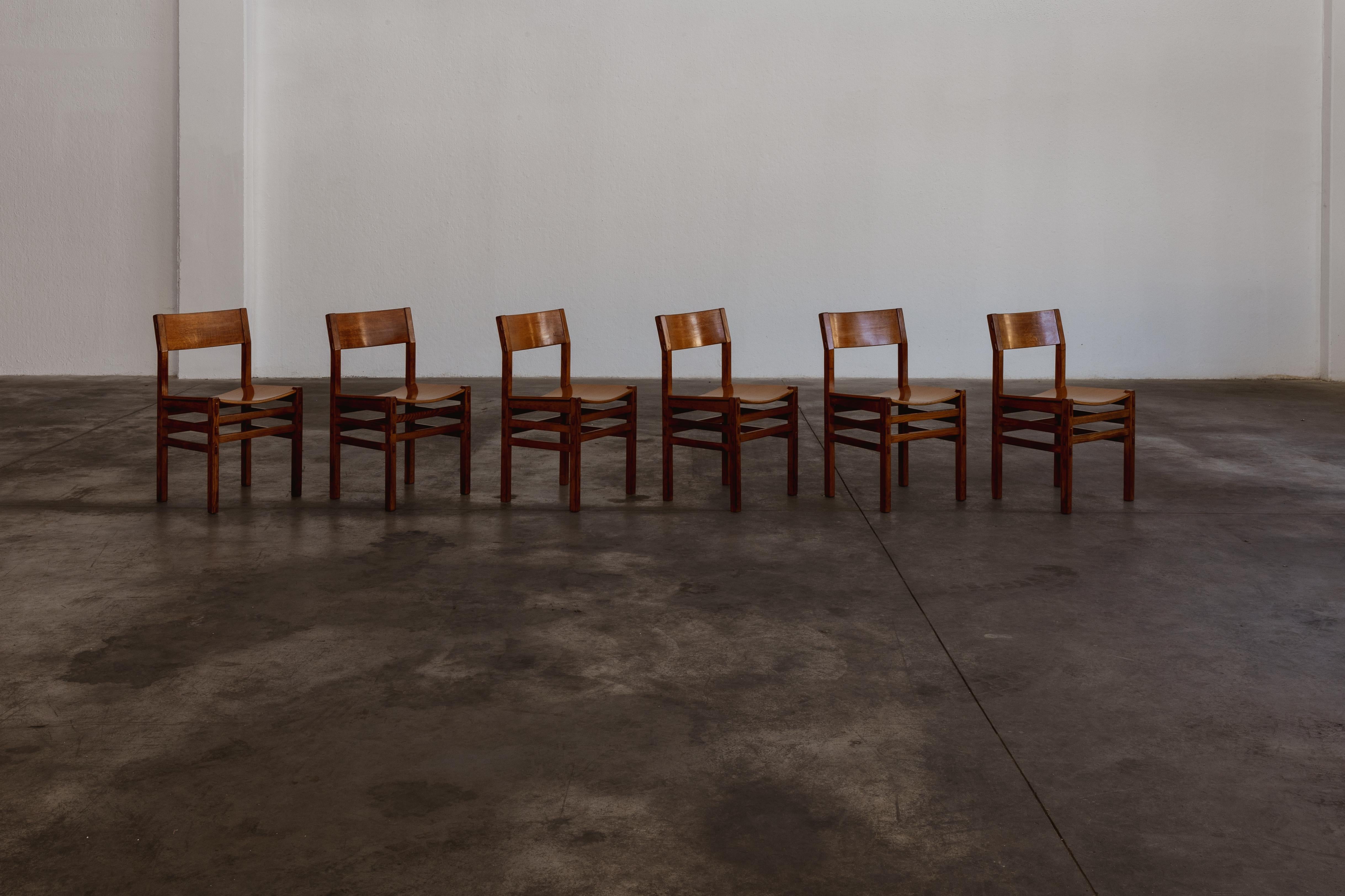 Giuseppe Rivadossi Esszimmerstühle für Officina Rivadossi, 1980, Satz von sechs.

Die 1980 für die Officina Rivadossi gefertigten Giuseppe Rivadossi Esszimmerstühle verkörpern durch ihre vollständig ineinandergreifende Konstruktion meisterhafte