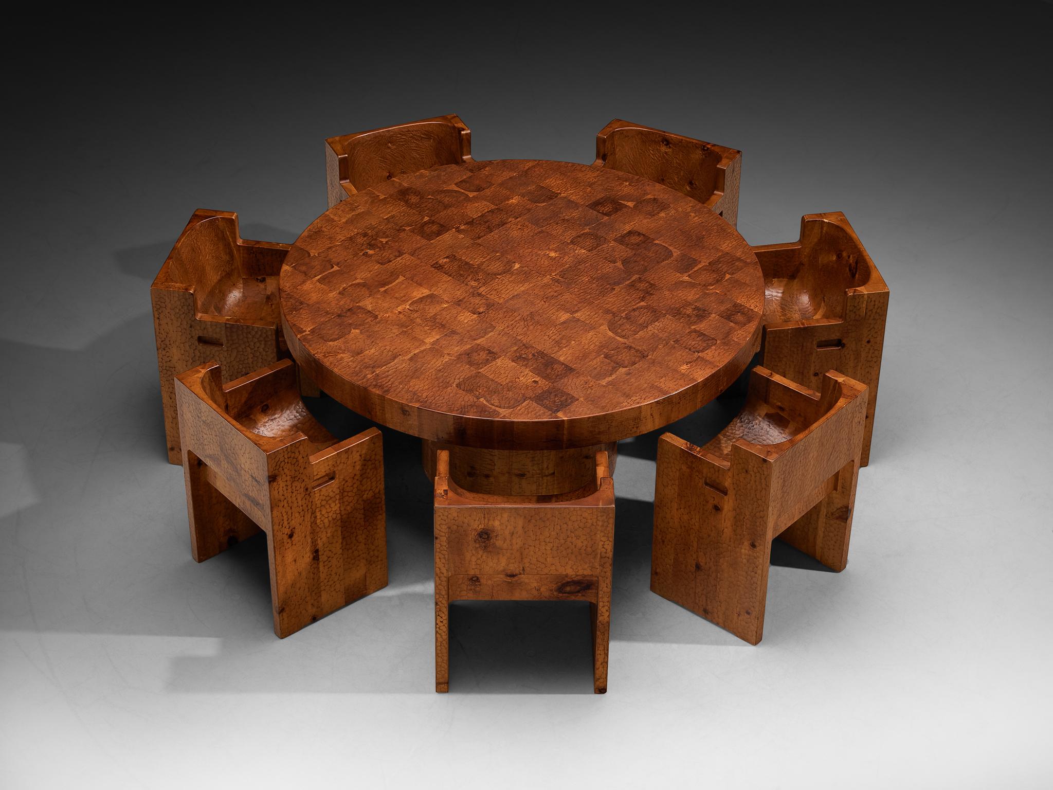 Giuseppe Rivadossi pour Officina Rivadossi, ensemble de sept fauteuils de salle à manger avec table, pin massif, Italie, années 1970

Cet ensemble de salle à manger est l'une des plus belles œuvres du sculpteur et designer italien Giuseppe